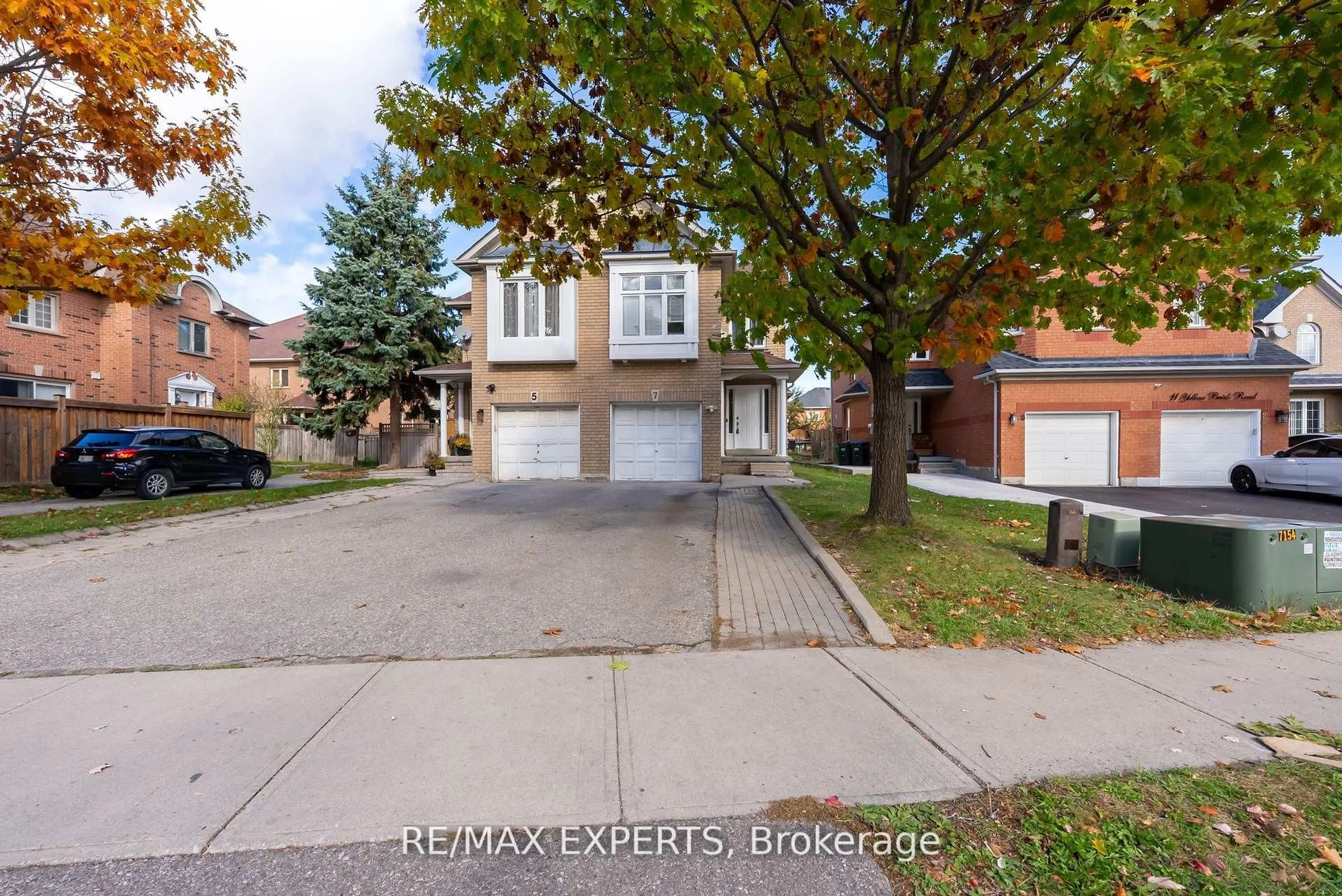 A pic from outside/outdoor area/front of a property/back of a property/a pic from drone, street for 7 Yellow Brick Rd, Brampton Ontario L6V 4K7