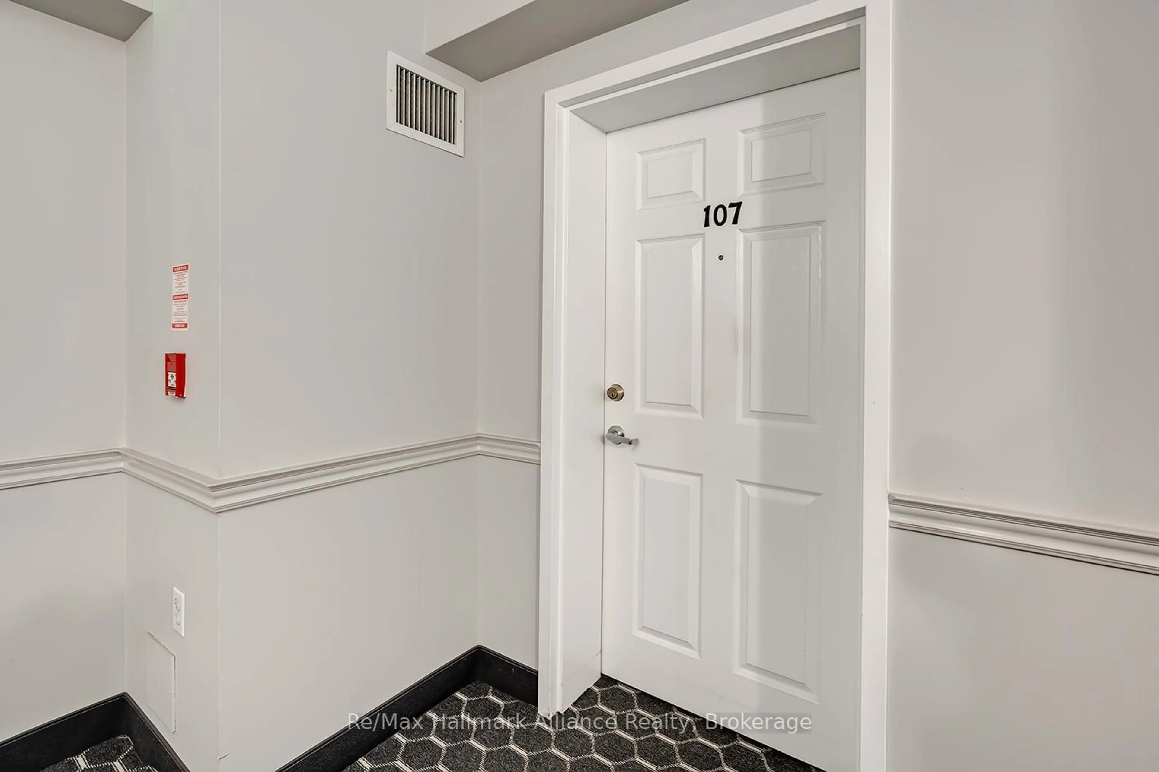 Indoor entryway for 1820 Walkers Line #107, Burlington Ontario L7M 4V4