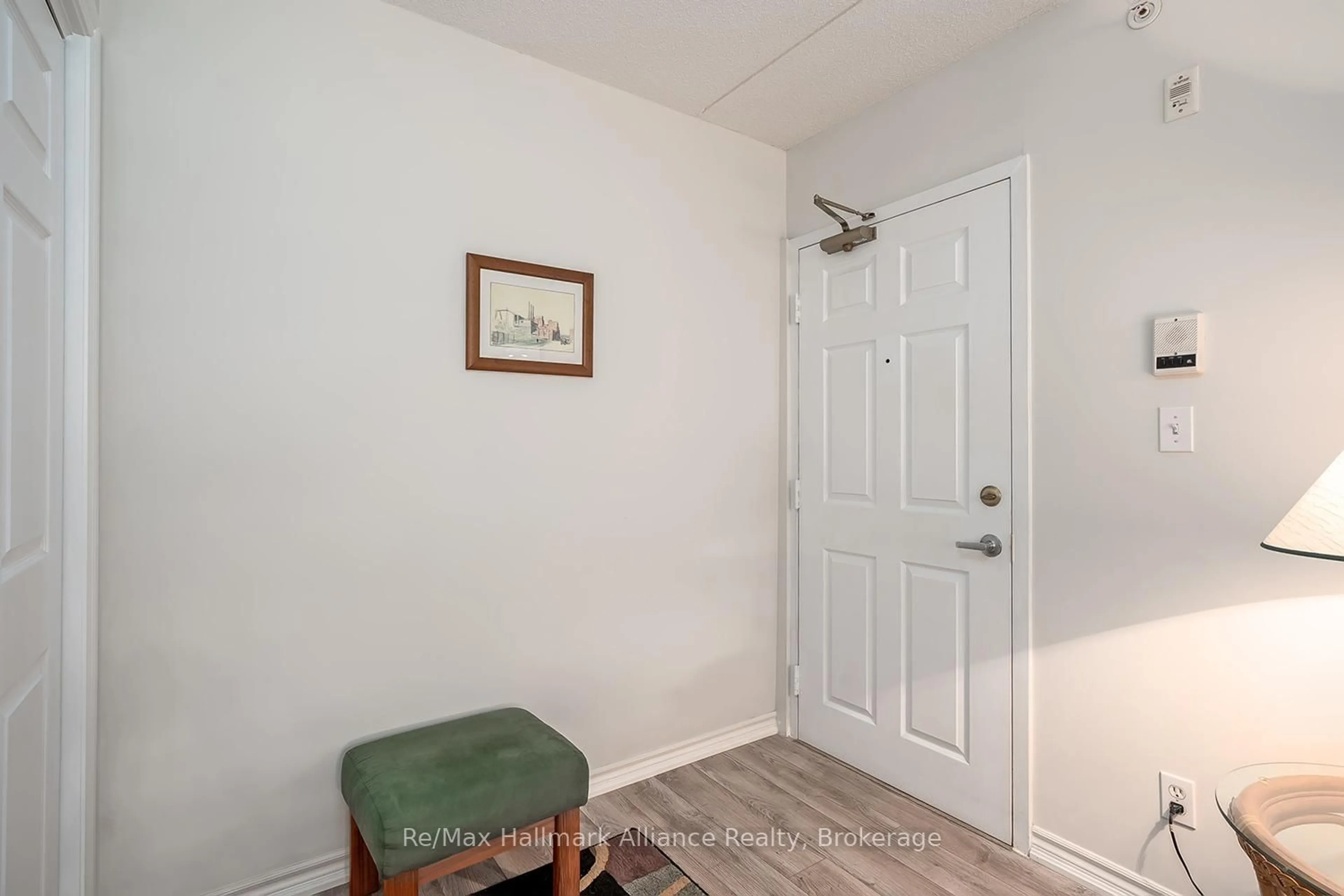 Indoor entryway for 1820 Walkers Line #107, Burlington Ontario L7M 4V4