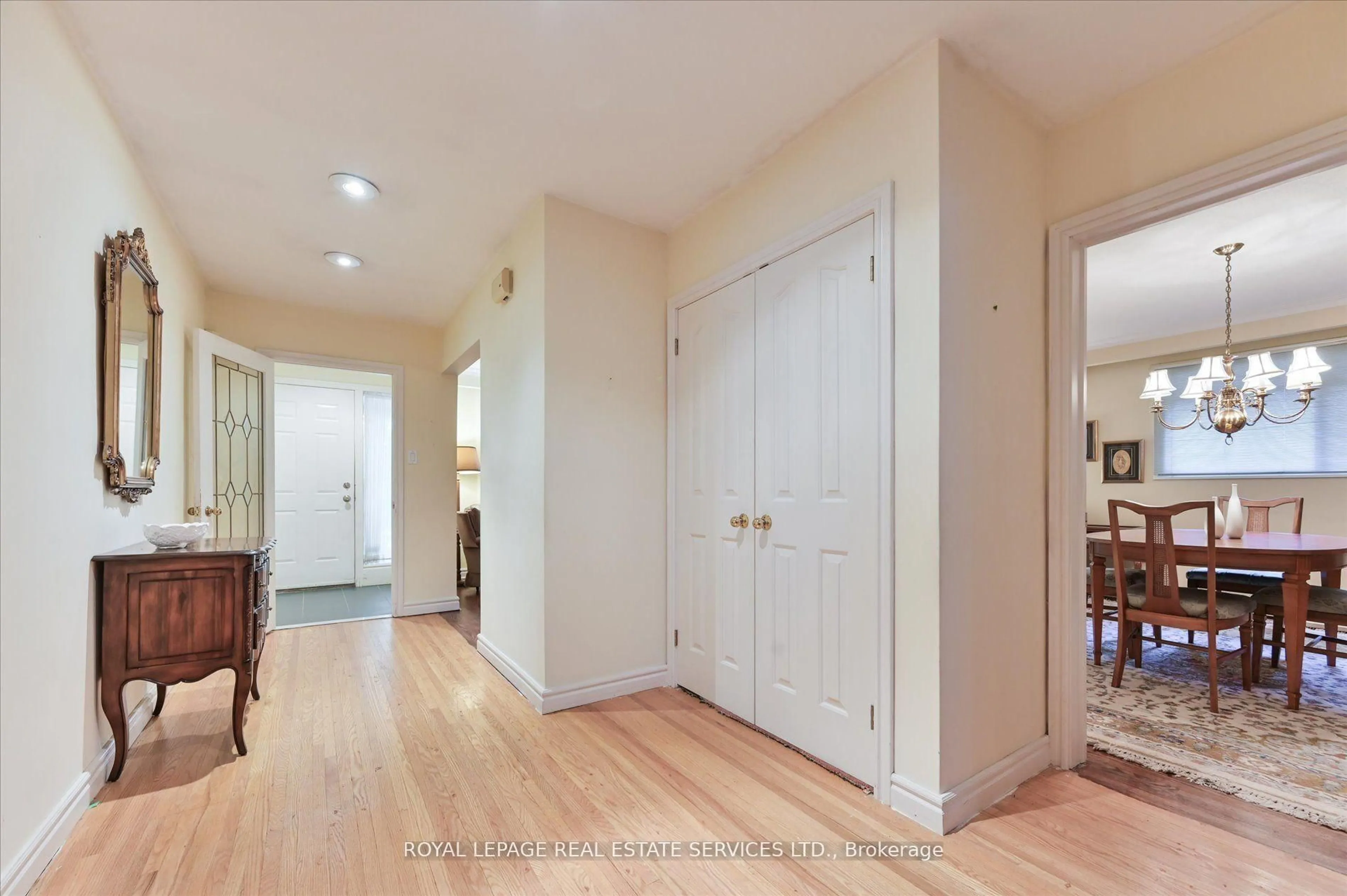 Indoor entryway for 20 Widdicombe Hill, Toronto Ontario M9R 1B3