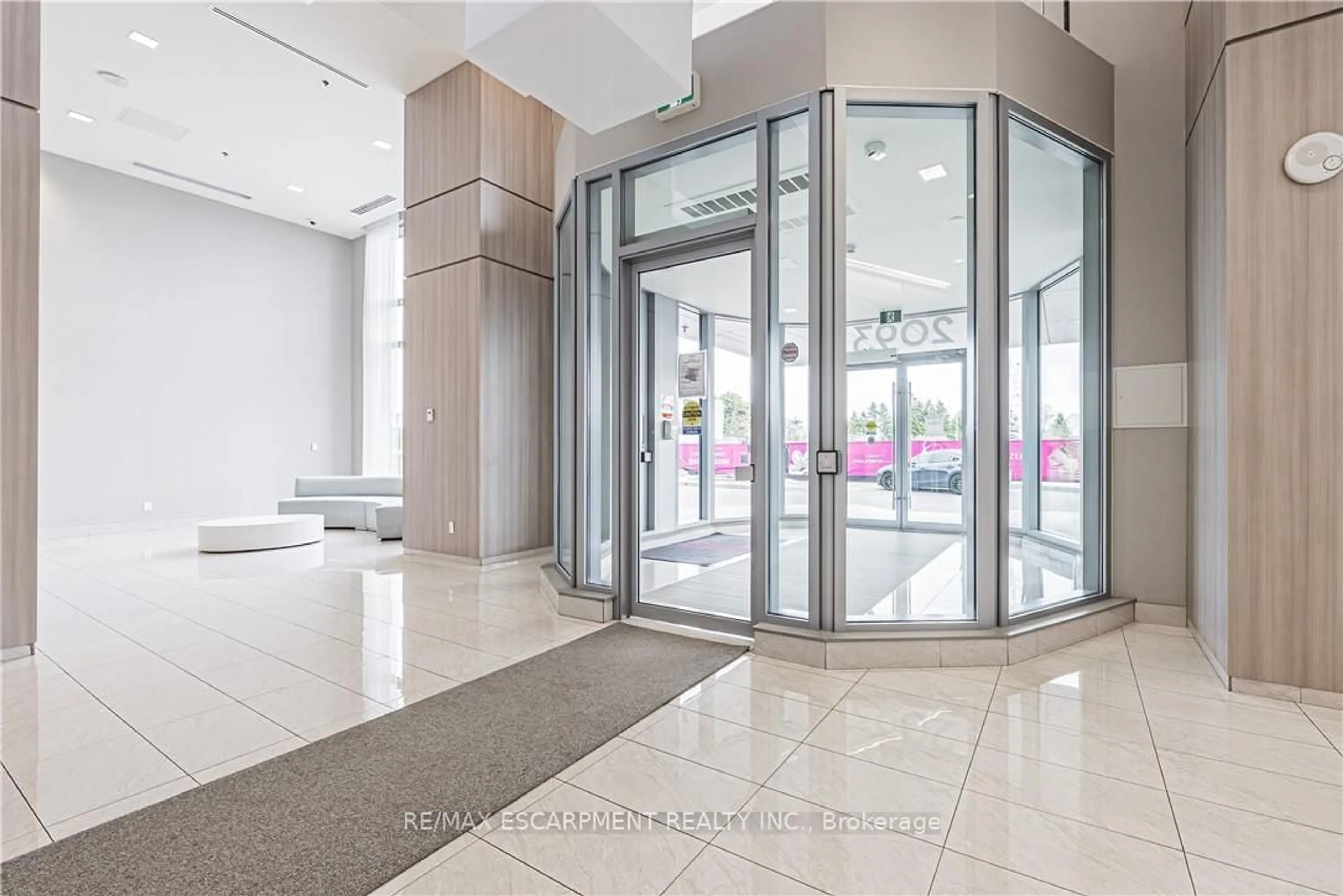 Indoor foyer for 2093 Fairview St #2001, Burlington Ontario L7R 0E6