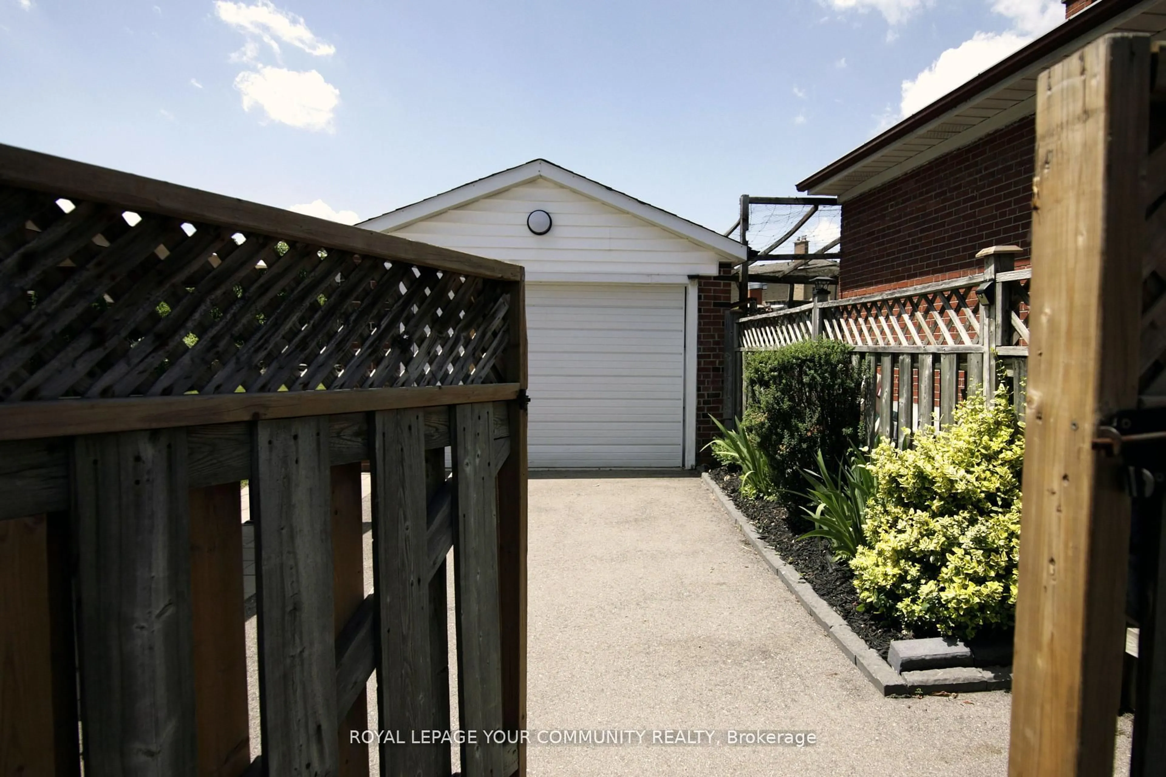 Unknown for 136 Strathburn Blvd, Toronto Ontario M9M 2L1