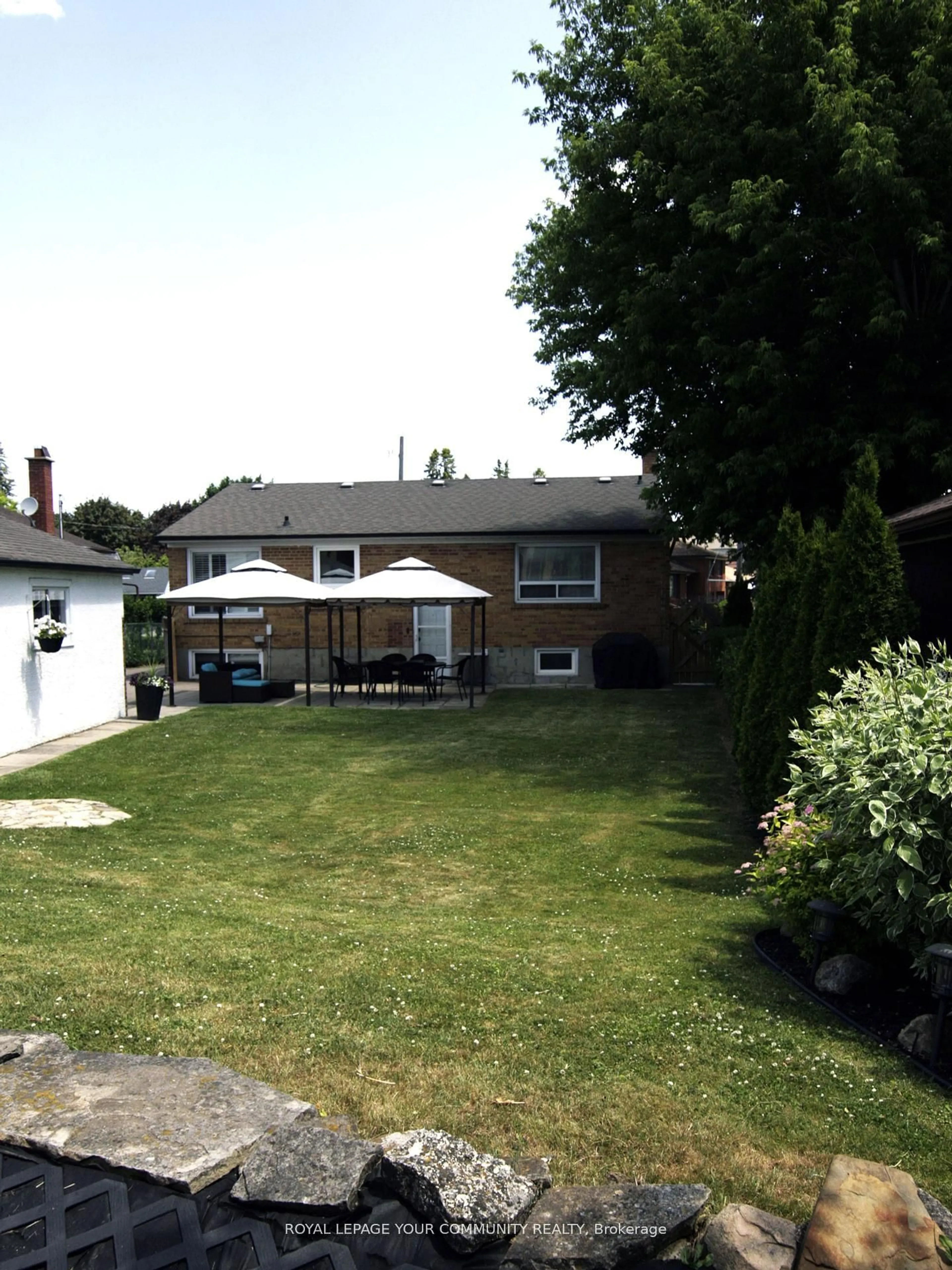 A pic from outside/outdoor area/front of a property/back of a property/a pic from drone, street for 136 Strathburn Blvd, Toronto Ontario M9M 2L1