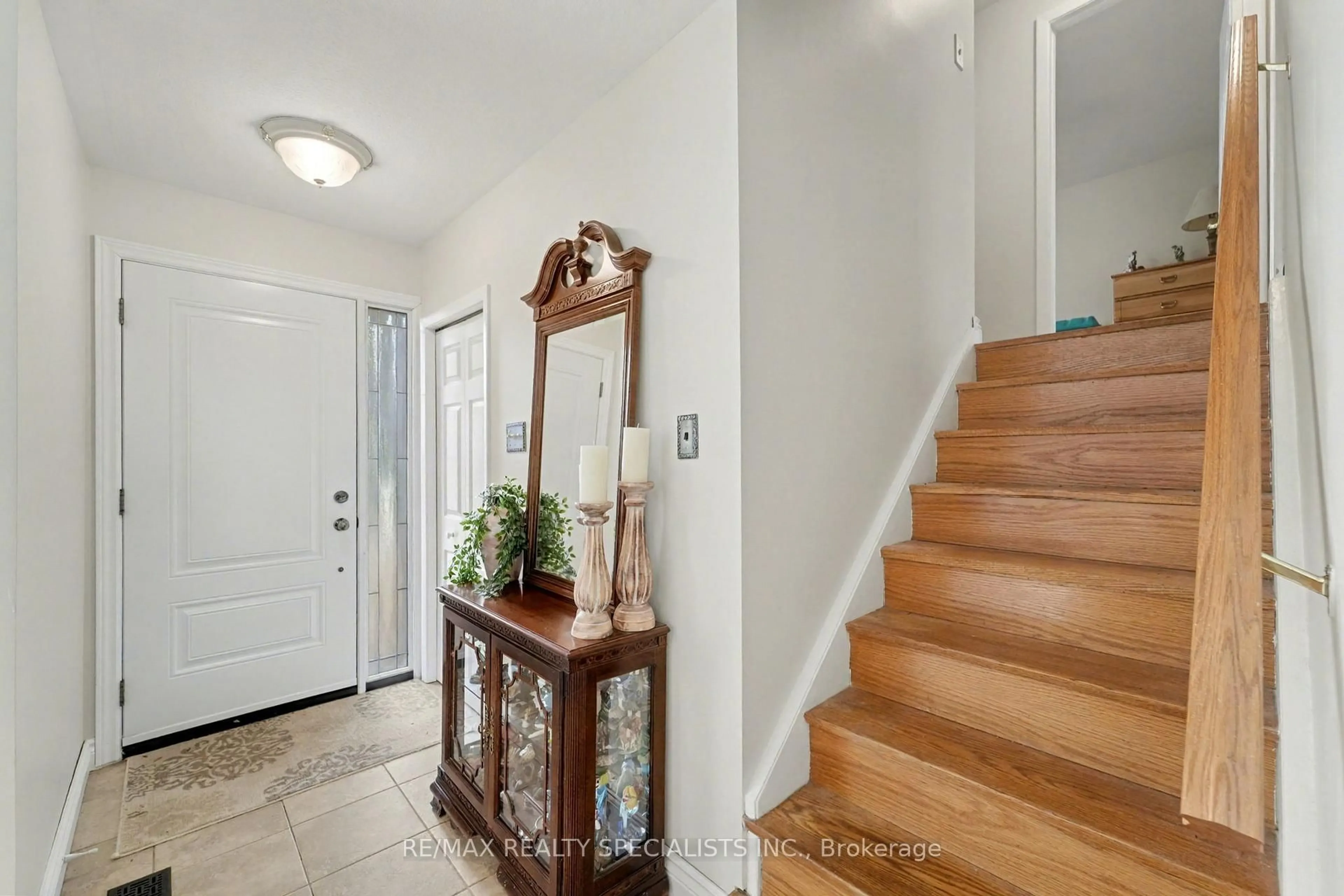 Indoor entryway for 2 Chesterfield Rd, Brampton Ontario L6W 1K9