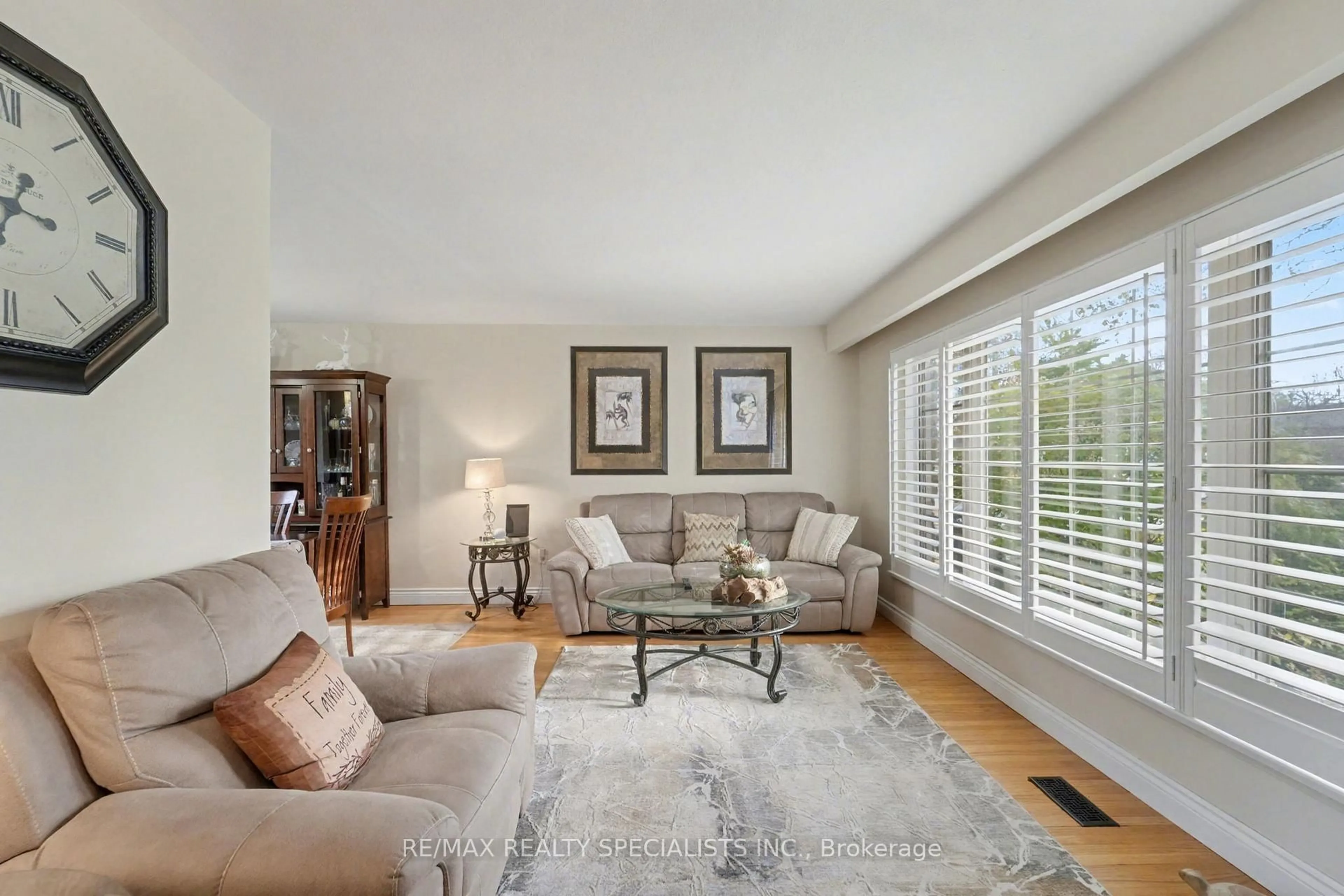 Living room with furniture, unknown for 2 Chesterfield Rd, Brampton Ontario L6W 1K9