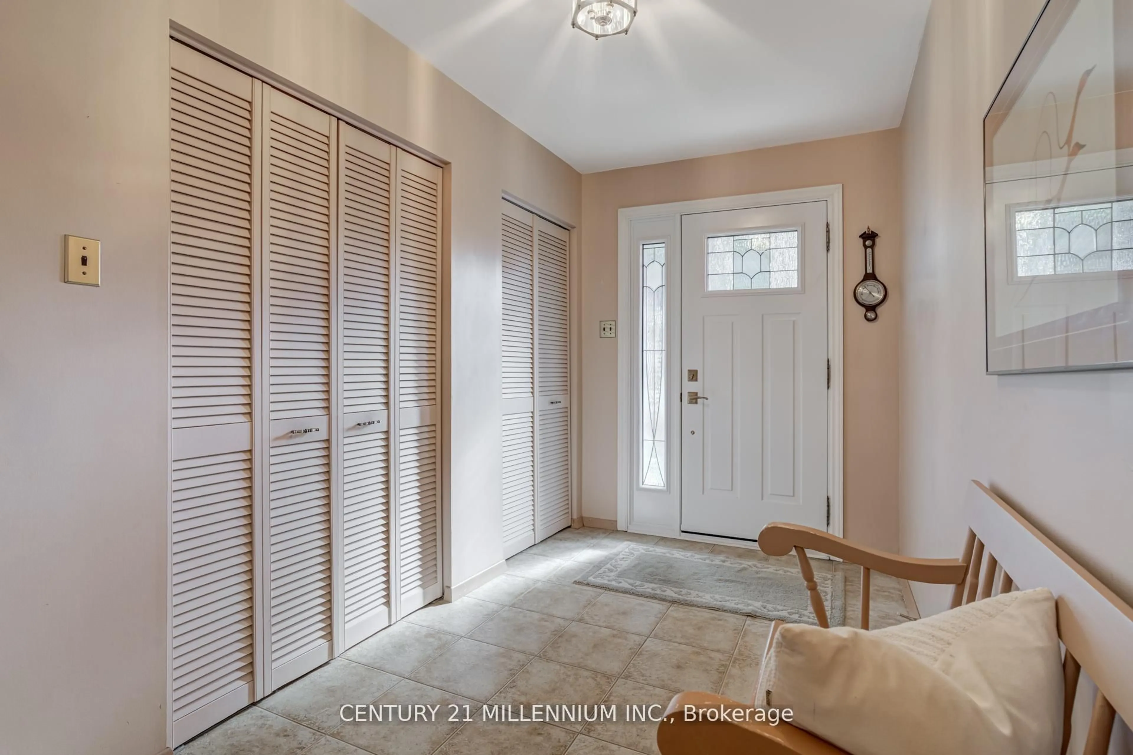Indoor entryway for 33 Trotters Lane, Brampton Ontario L6Y 1B5