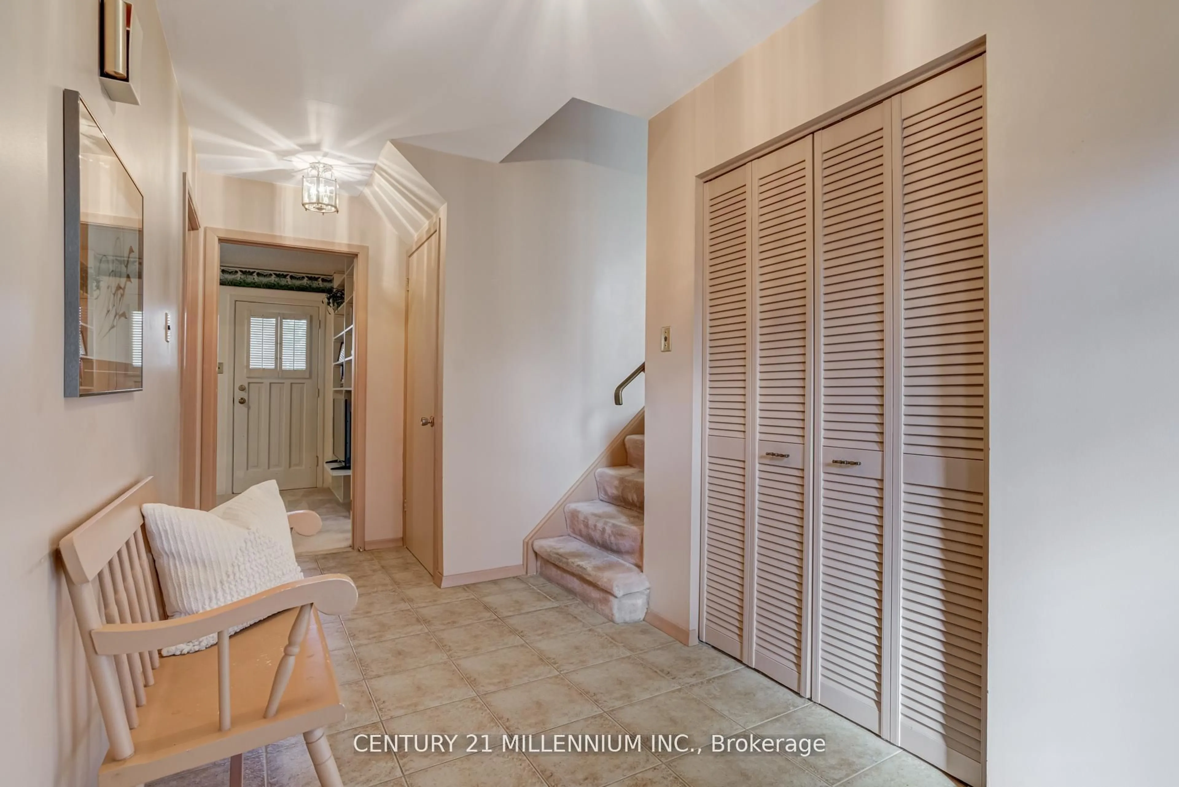 Indoor entryway for 33 Trotters Lane, Brampton Ontario L6Y 1B5