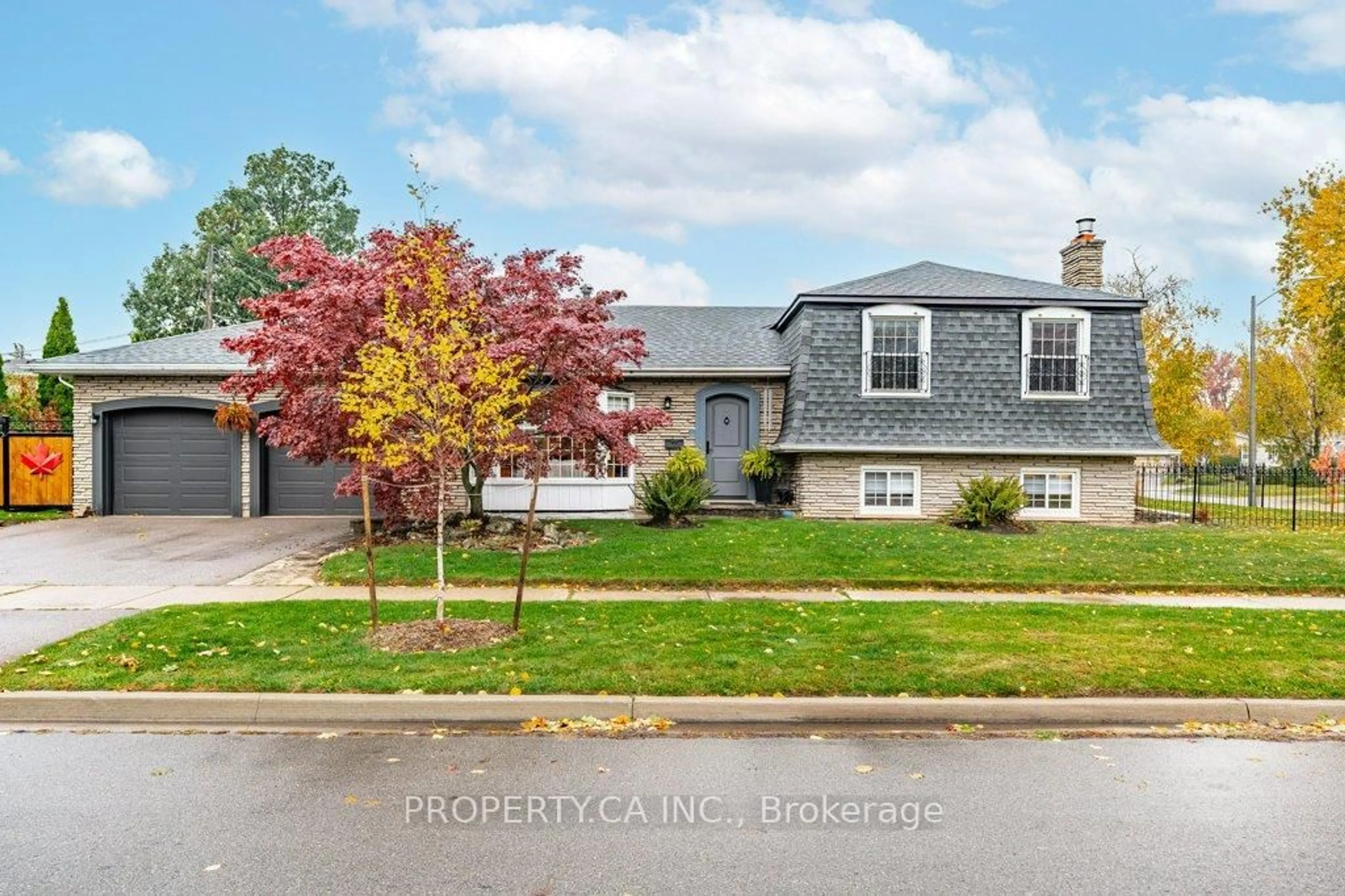 A pic from outside/outdoor area/front of a property/back of a property/a pic from drone, street for 4367 Kerry Dr, Burlington Ontario L7L 1W2