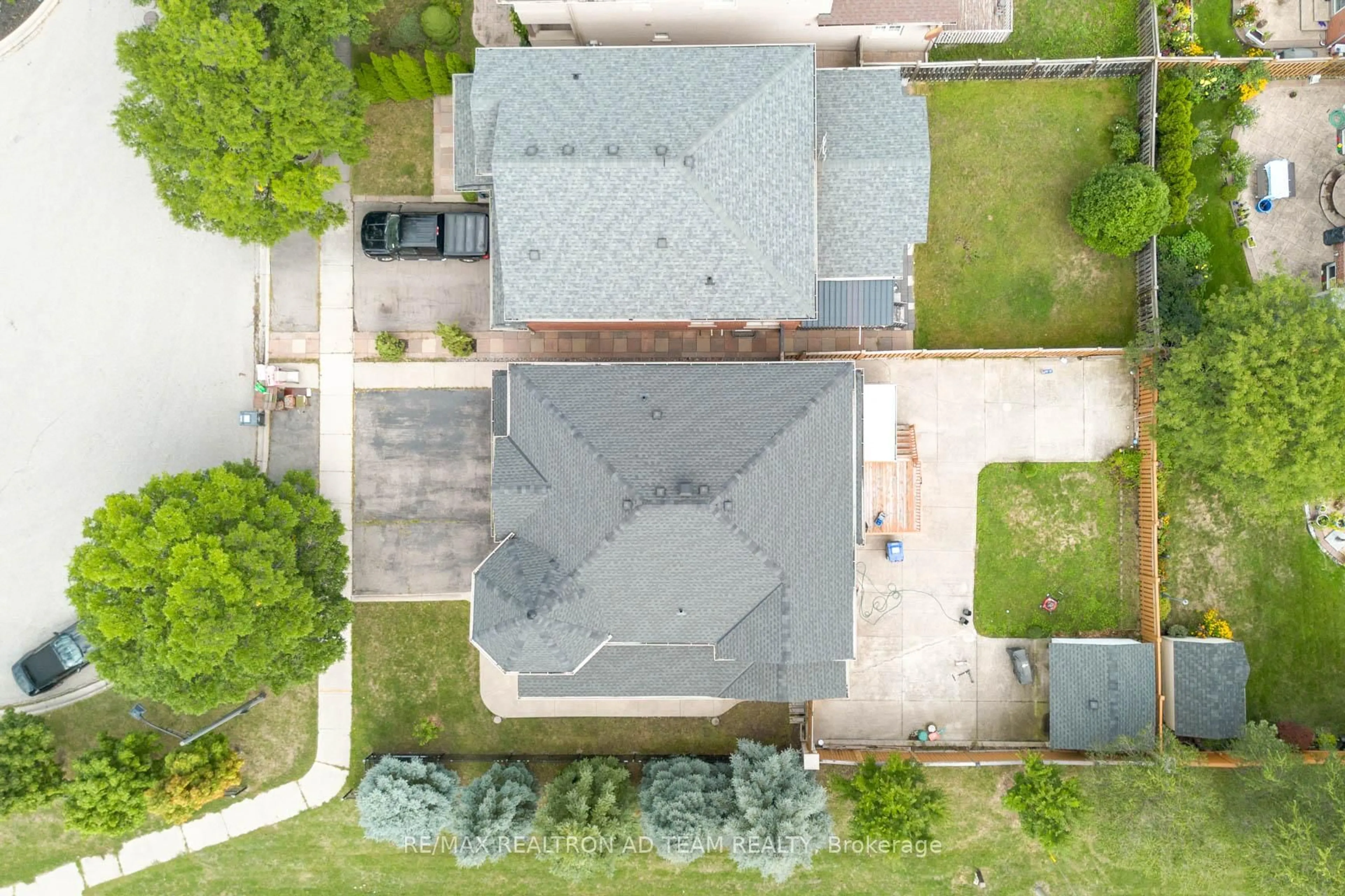 A pic from outside/outdoor area/front of a property/back of a property/a pic from drone, street for 498 Tremblant Crt, Mississauga Ontario L5W 1P4
