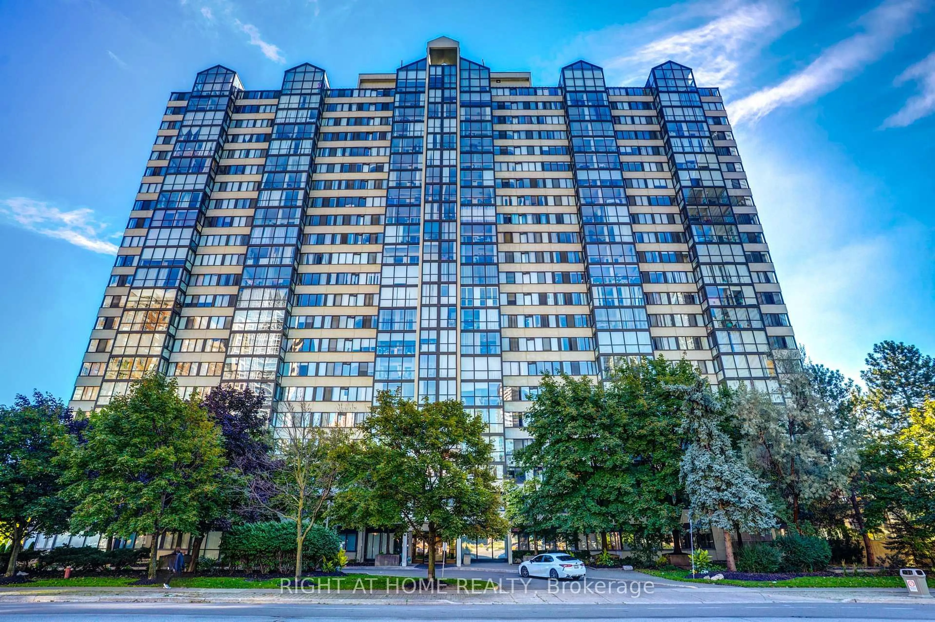 Patio, building for 350 Webb Dr #201, Mississauga Ontario L5B 3W4