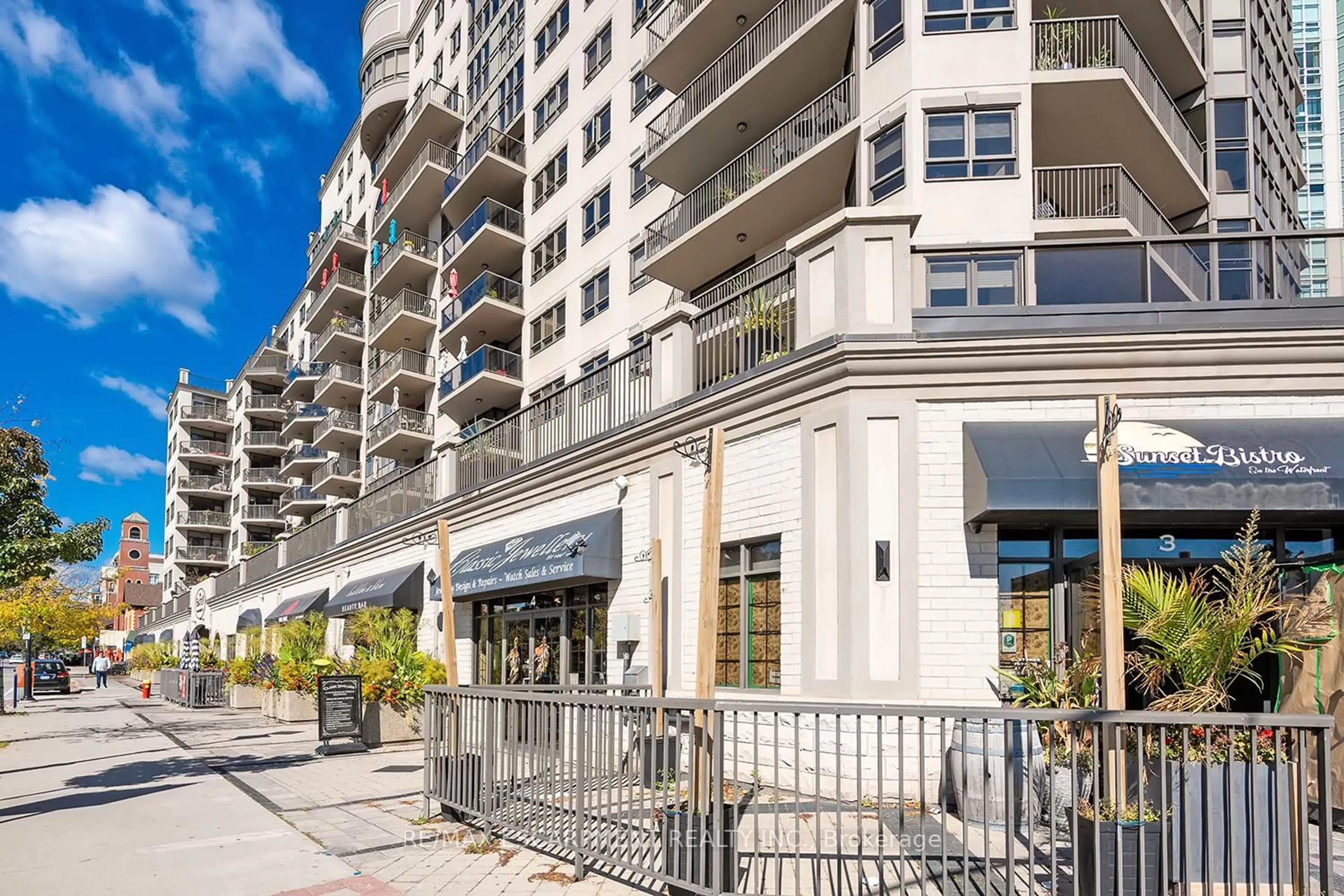 Patio, street for 399 Elizabeth St #210, Burlington Ontario L7R 0A4