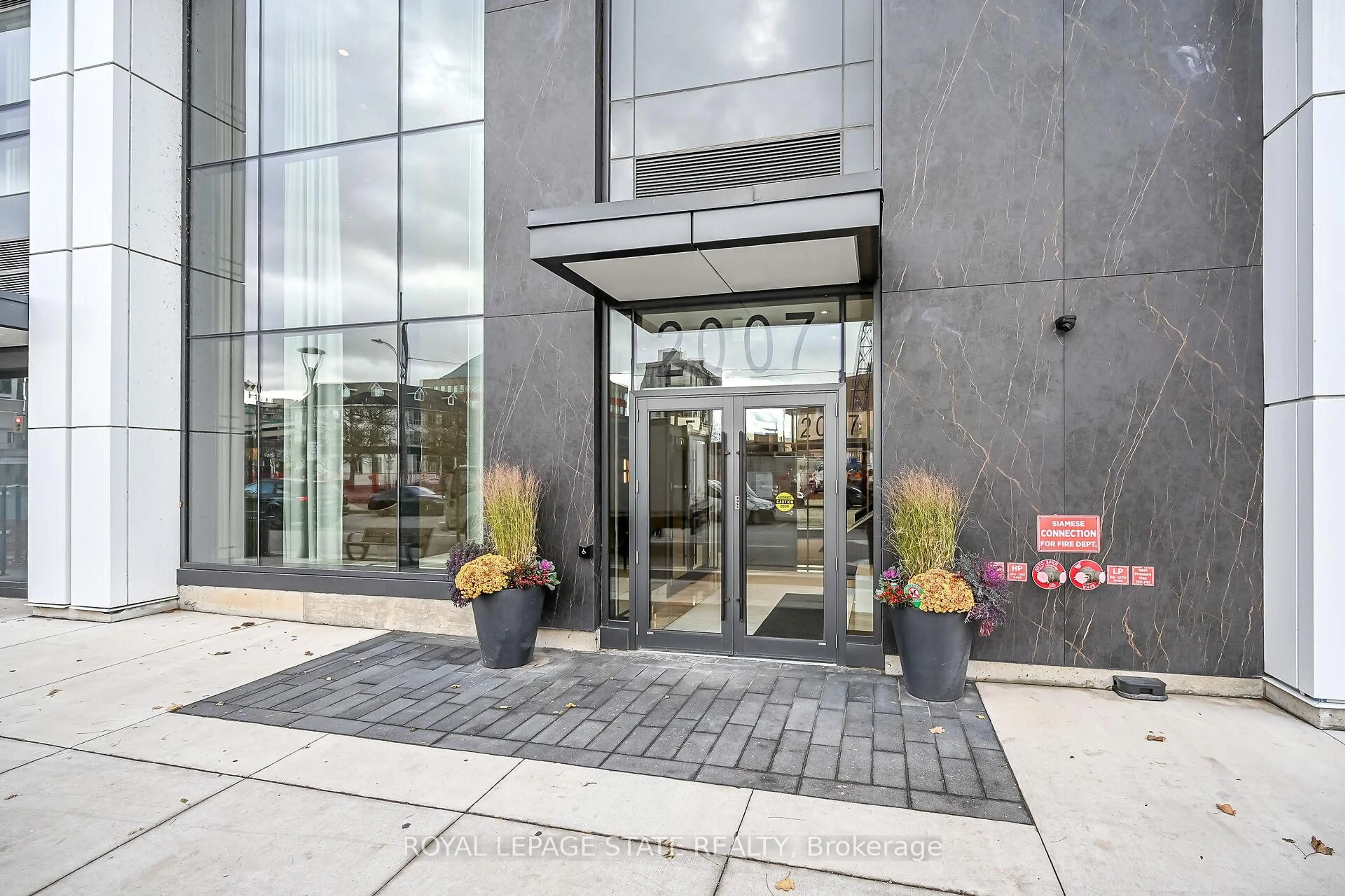 Indoor foyer for 2007 James St #1707, Burlington Ontario L7R 0G7