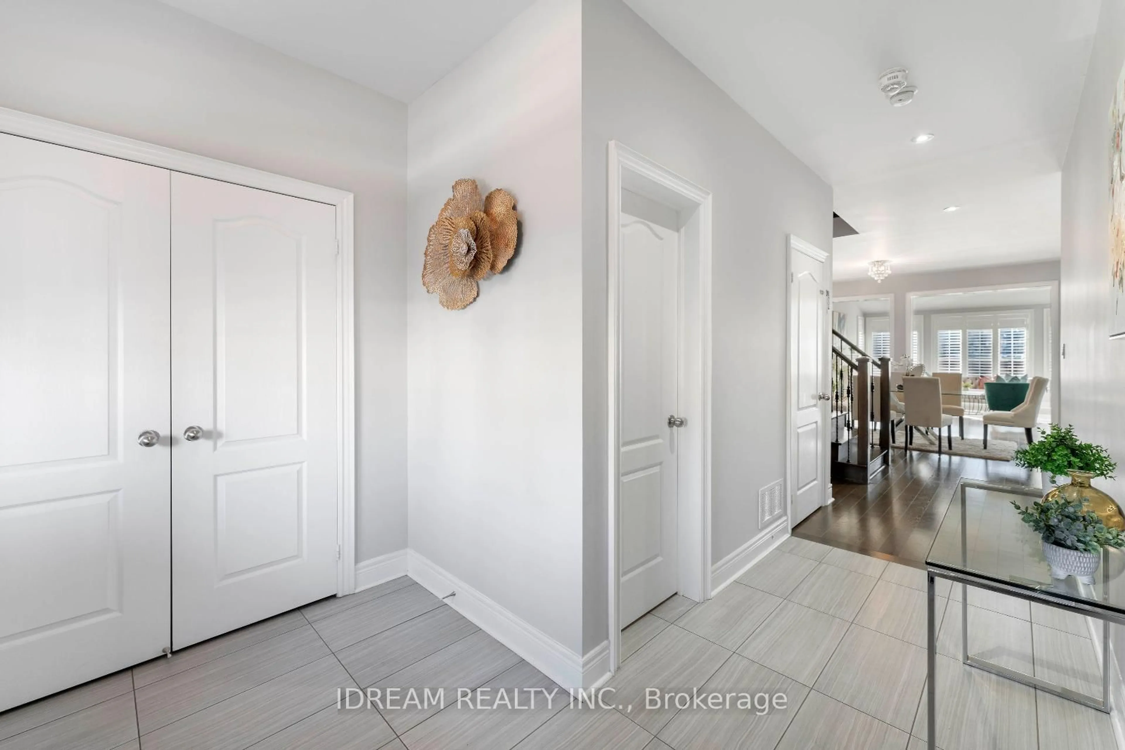 Indoor entryway for 171 Rising Hill Rdge, Brampton Ontario L6Y 6B2