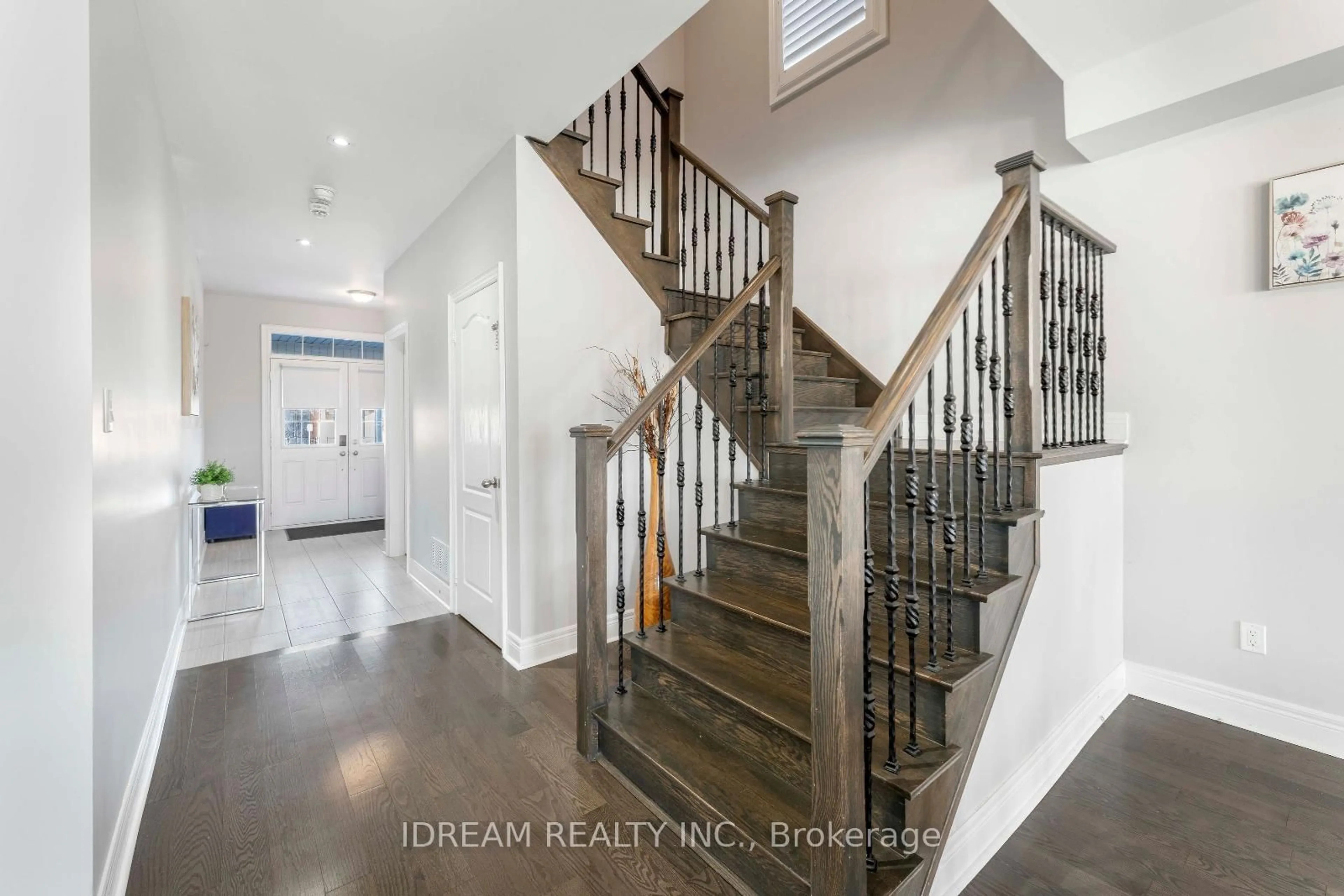 Indoor entryway for 171 Rising Hill Rdge, Brampton Ontario L6Y 6B2