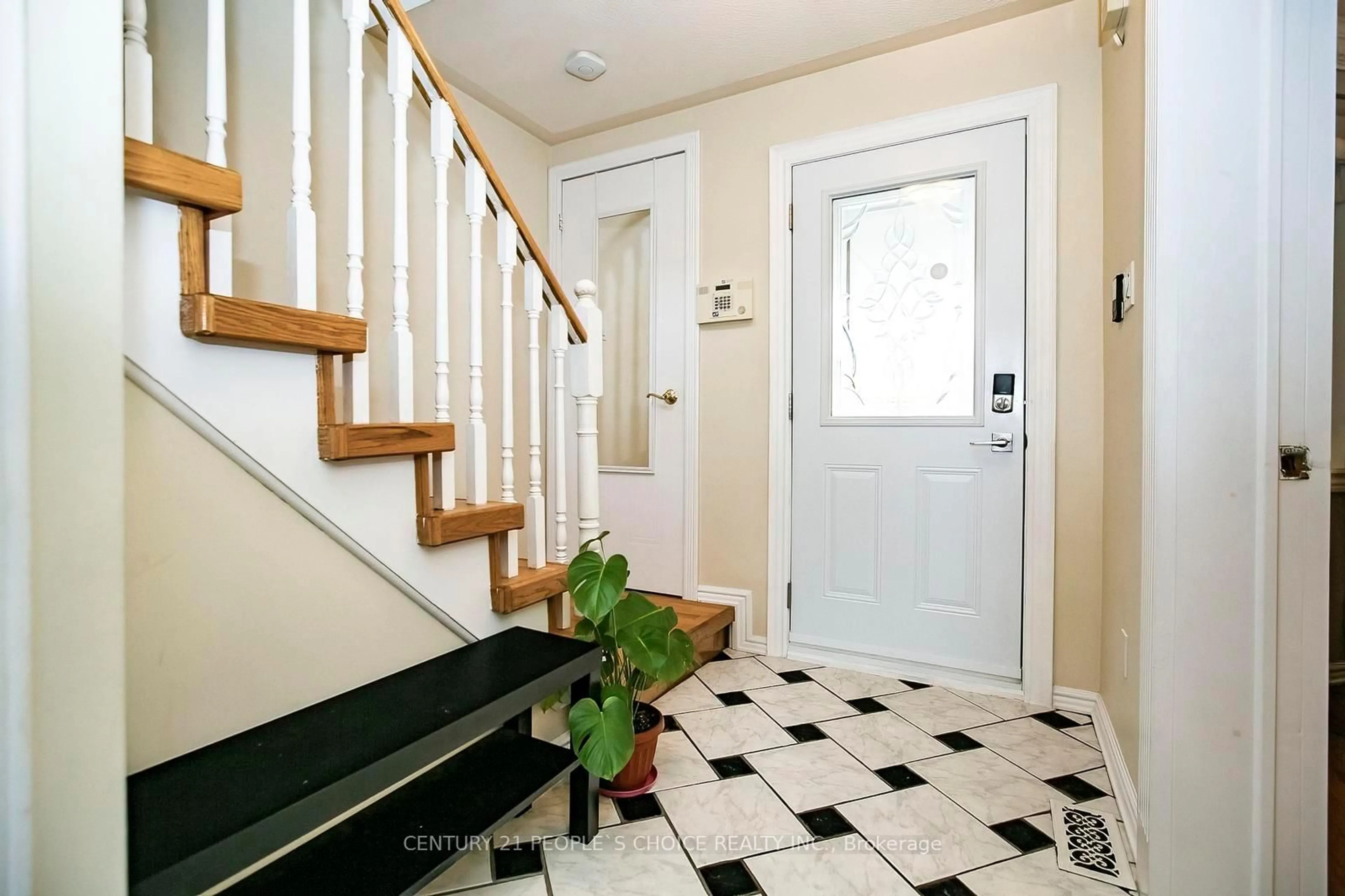 Indoor entryway for 43 Letty Ave, Brampton Ontario L6Y 4T3