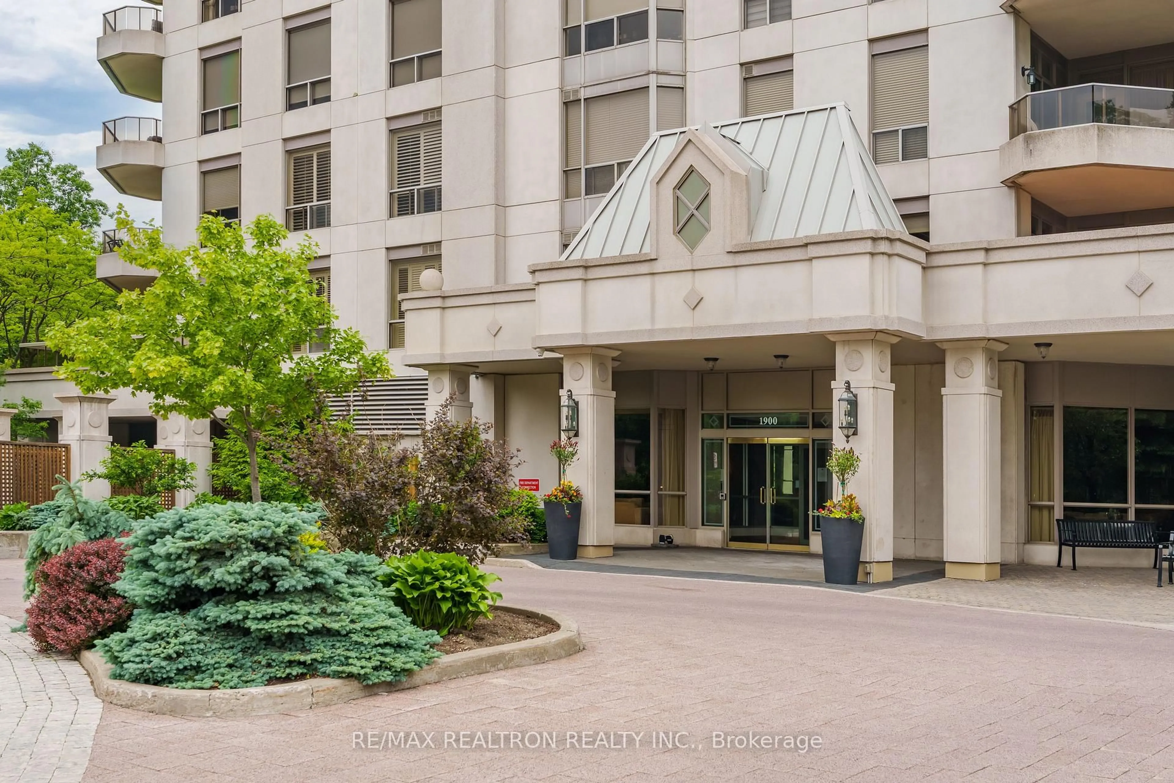 Indoor foyer for 1900 The Collegeway #1105, Mississauga Ontario L5L 5Y8