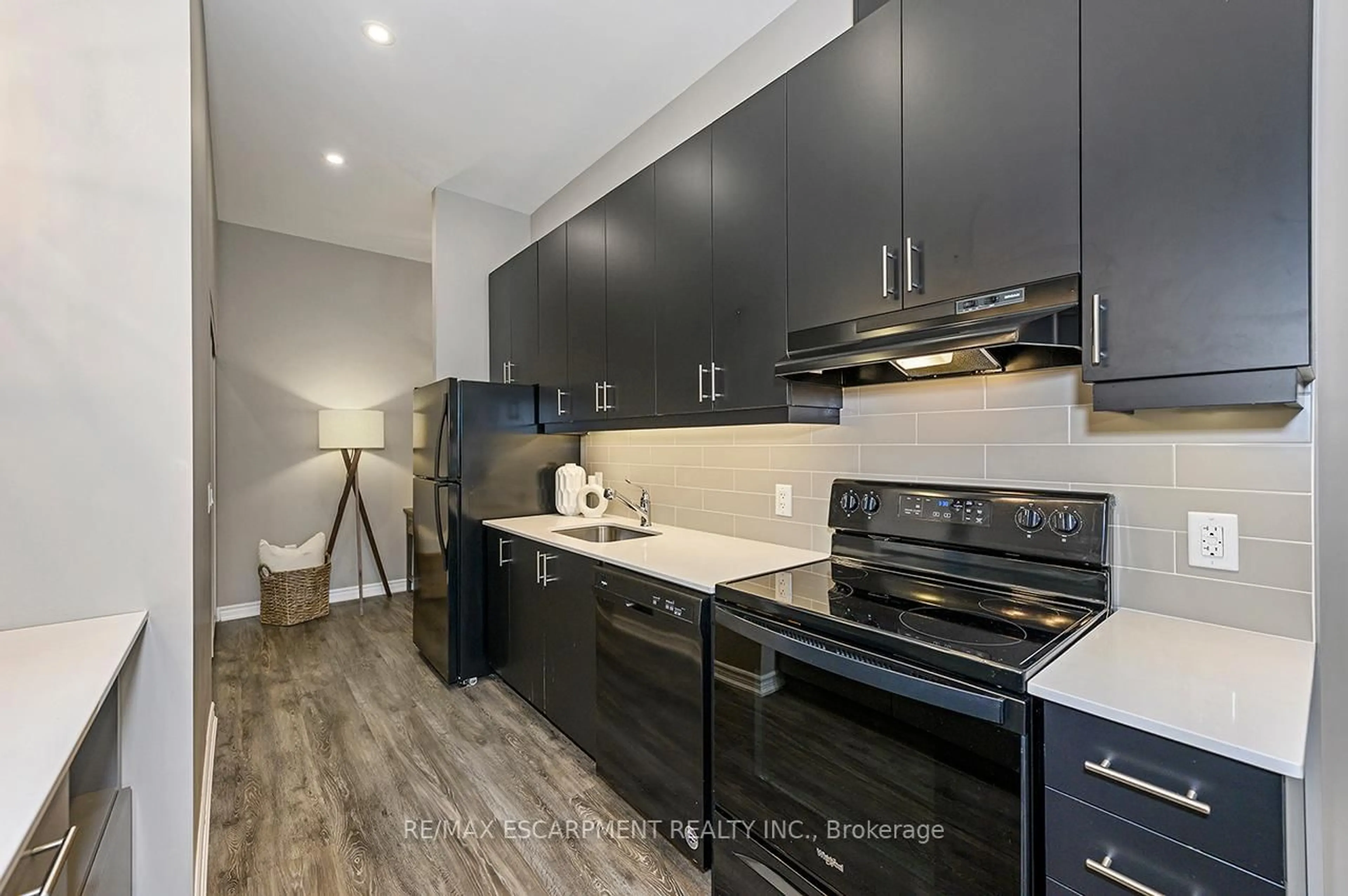 Standard kitchen, unknown for 716 Main St #1101, Milton Ontario L9T 3P6