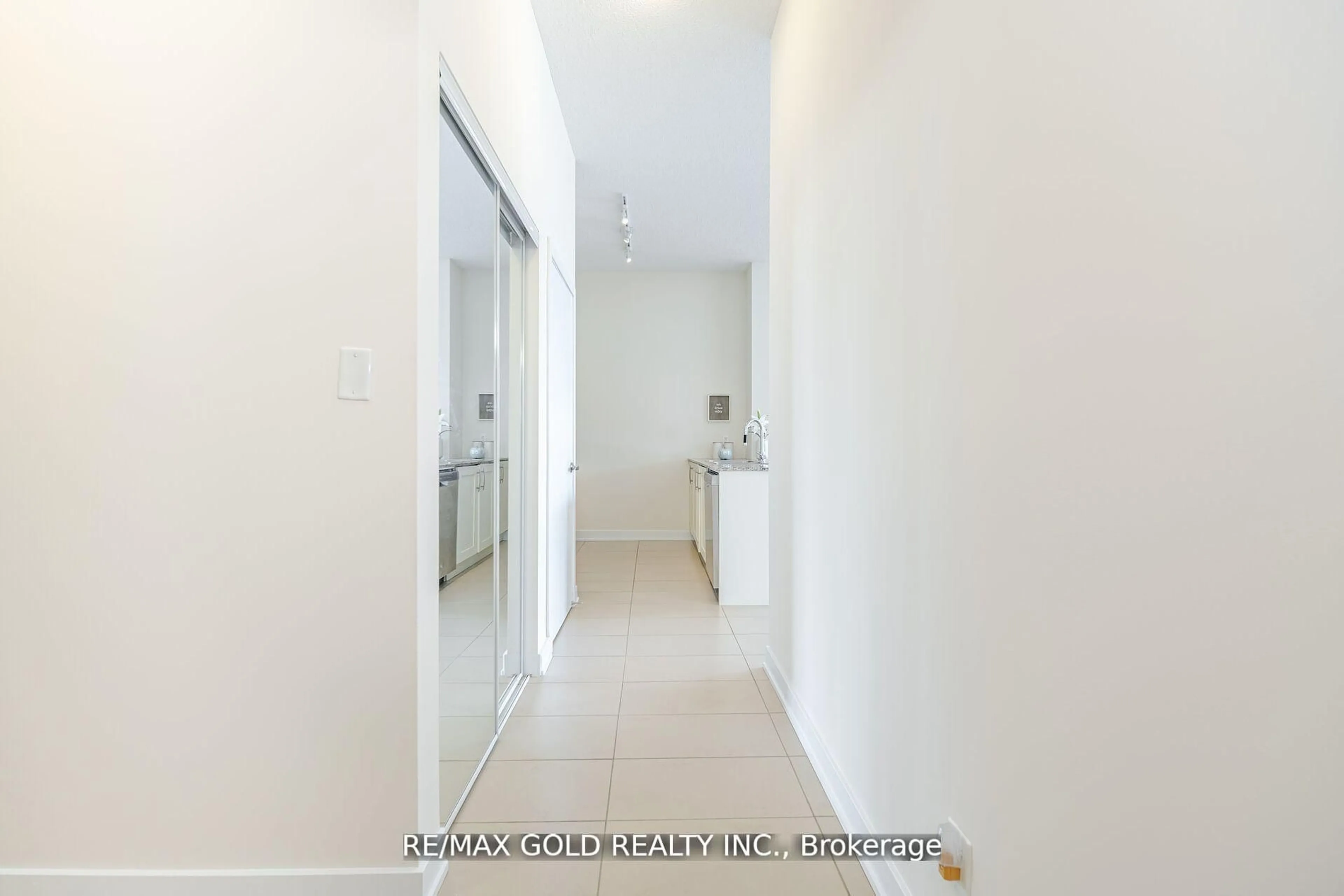 Indoor foyer for 4070 Confederation Pkwy #607, Mississauga Ontario L5B 0E9