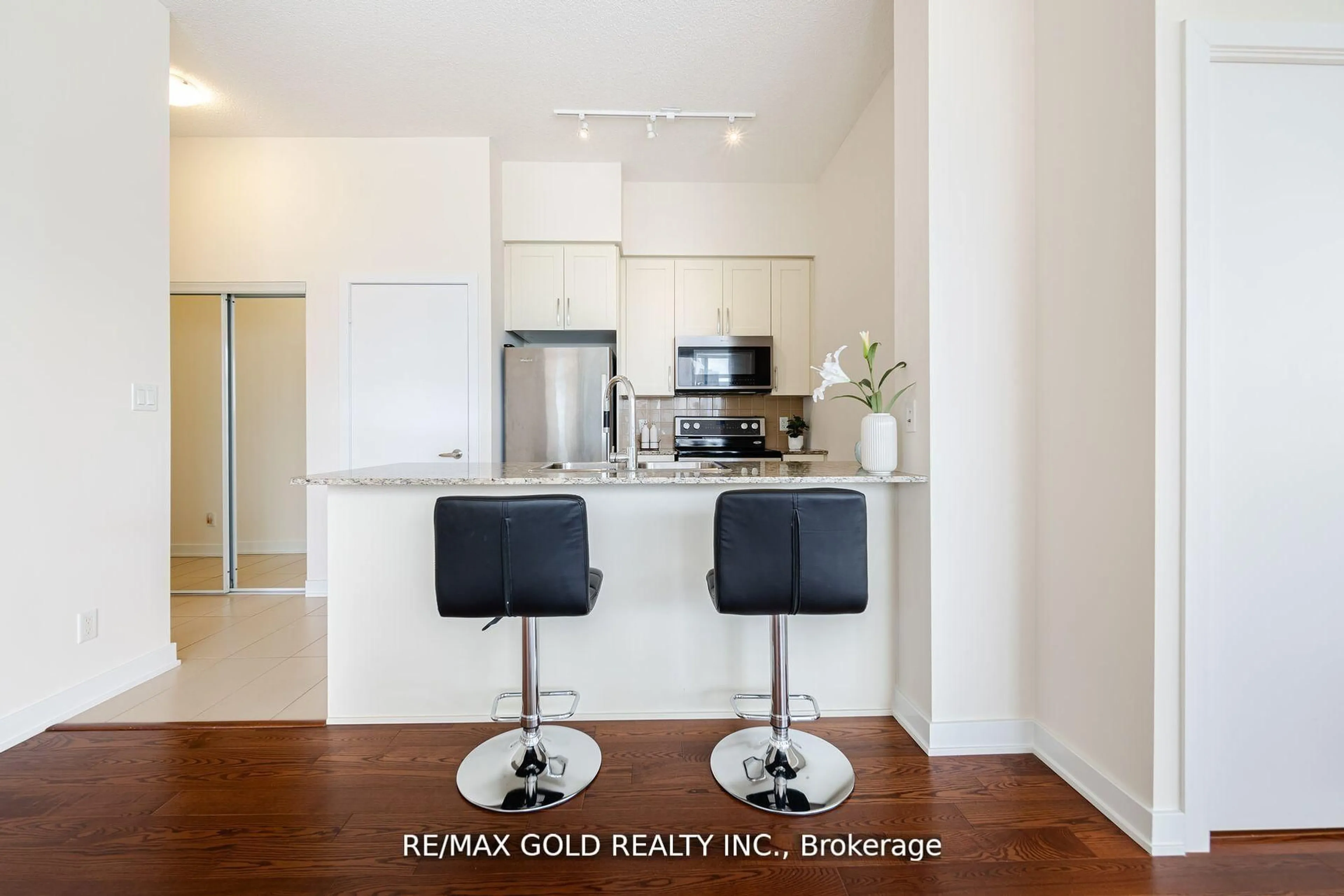 Open concept kitchen, wood/laminate floor for 4070 Confederation Pkwy #607, Mississauga Ontario L5B 0E9