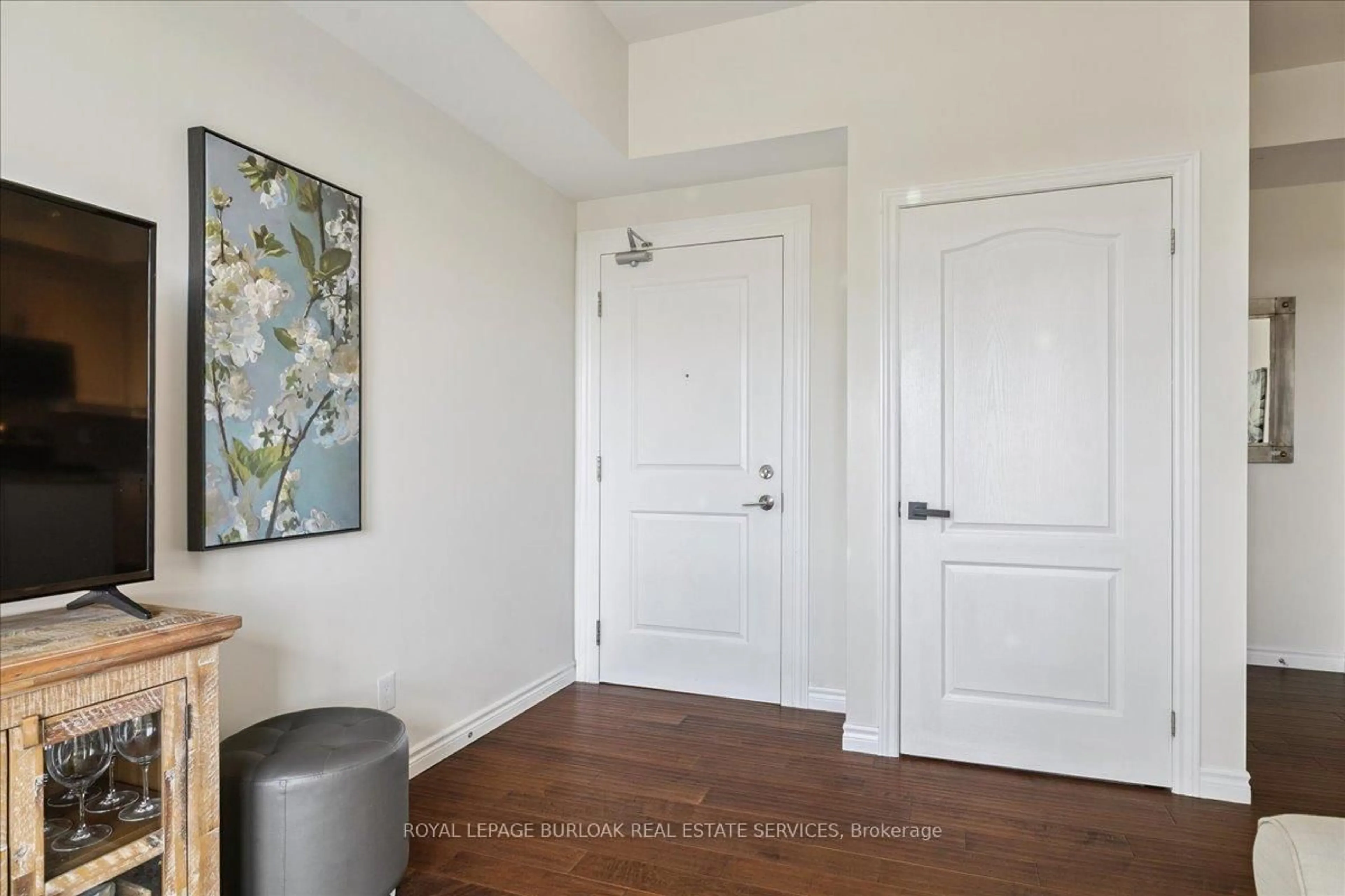 Indoor entryway for 34 Plains Rd #501, Burlington Ontario L7T 0B9