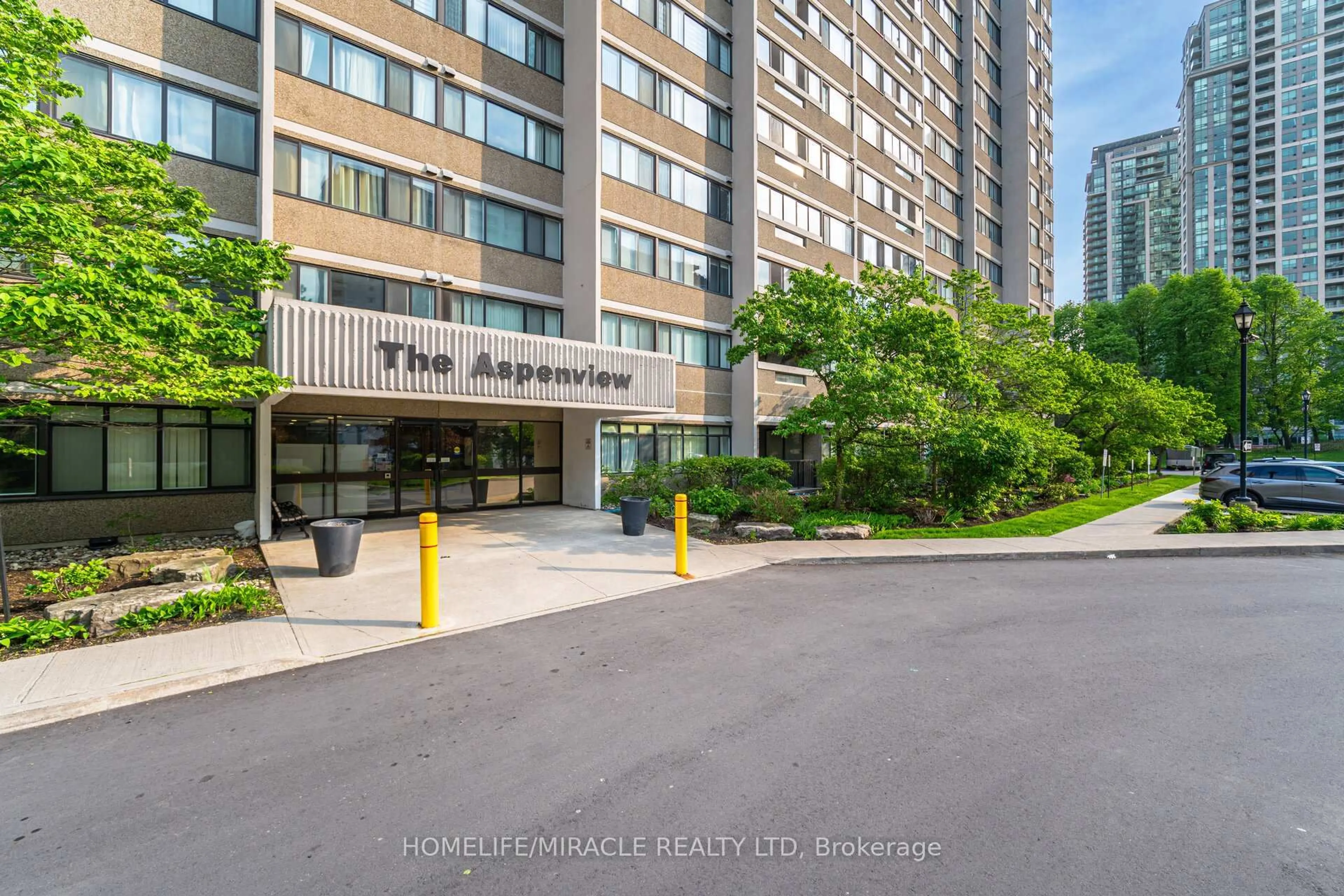 Indoor foyer for 50 Elm Drive East #1501, Mississauga Ontario L5A 3X2