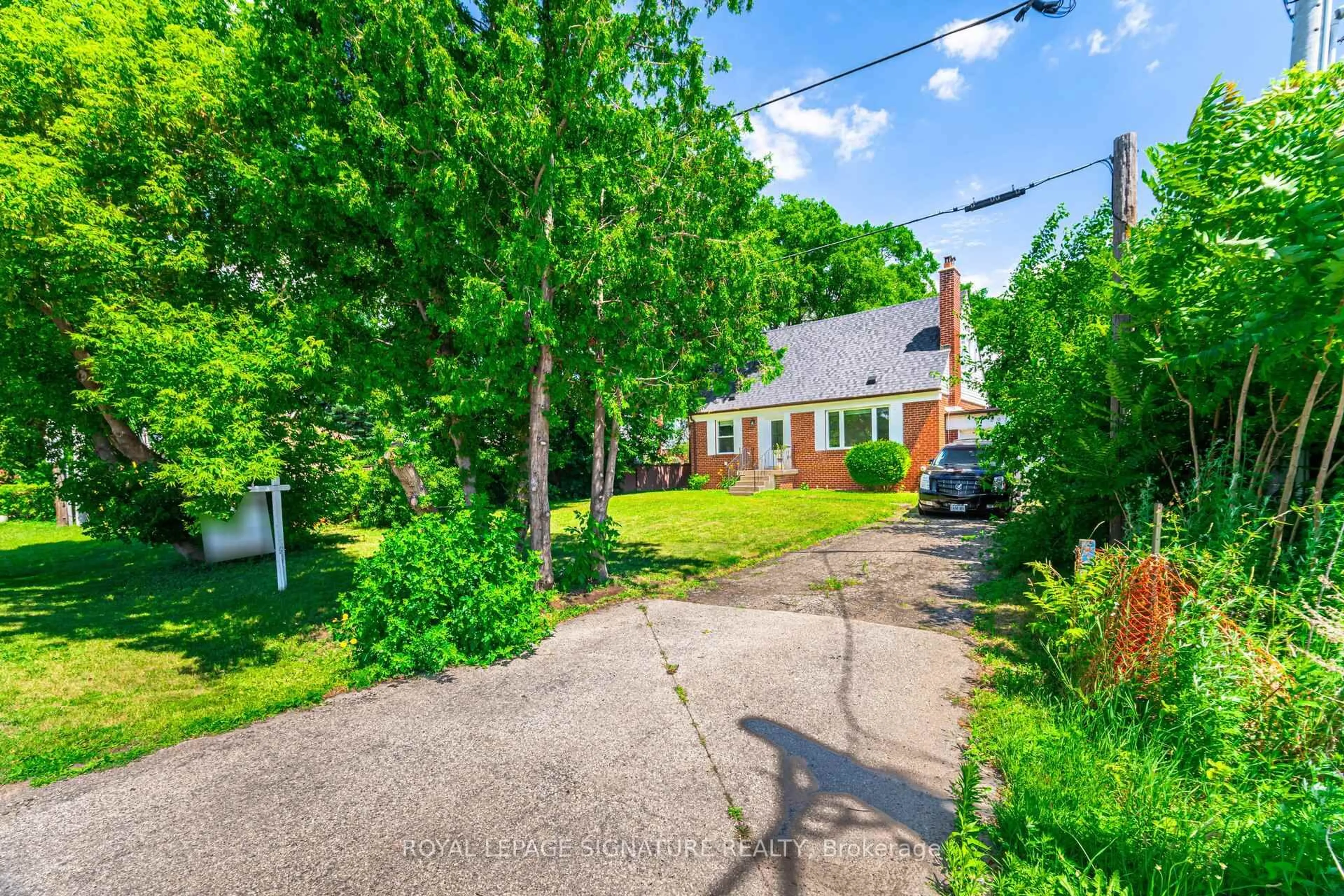 A pic from outside/outdoor area/front of a property/back of a property/a pic from drone, street for 2015 Stanfield Rd, Mississauga Ontario L4Y 1R2