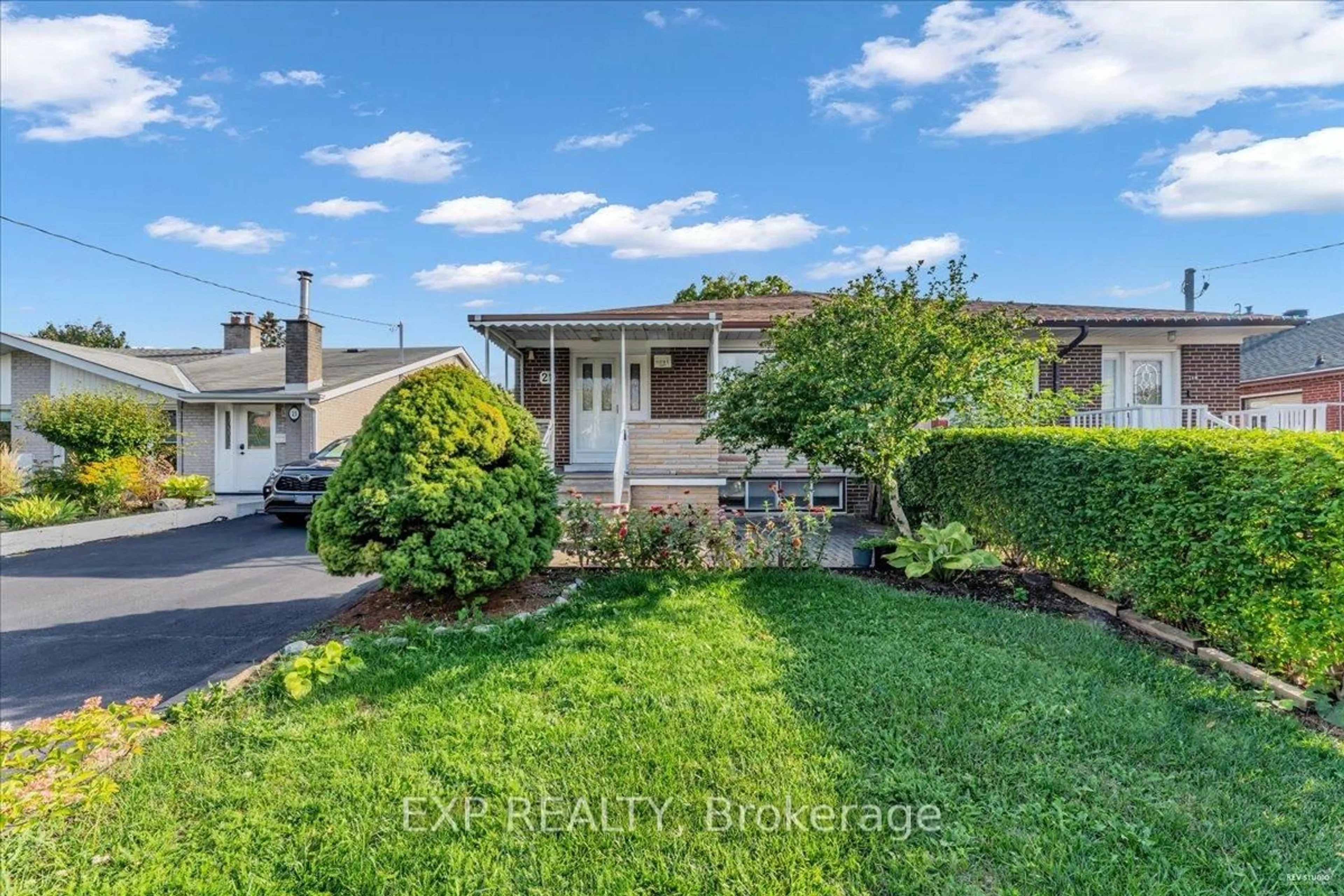 A pic from outside/outdoor area/front of a property/back of a property/a pic from drone, street for 21 Kanarick Cres, Toronto Ontario M3L 1P3