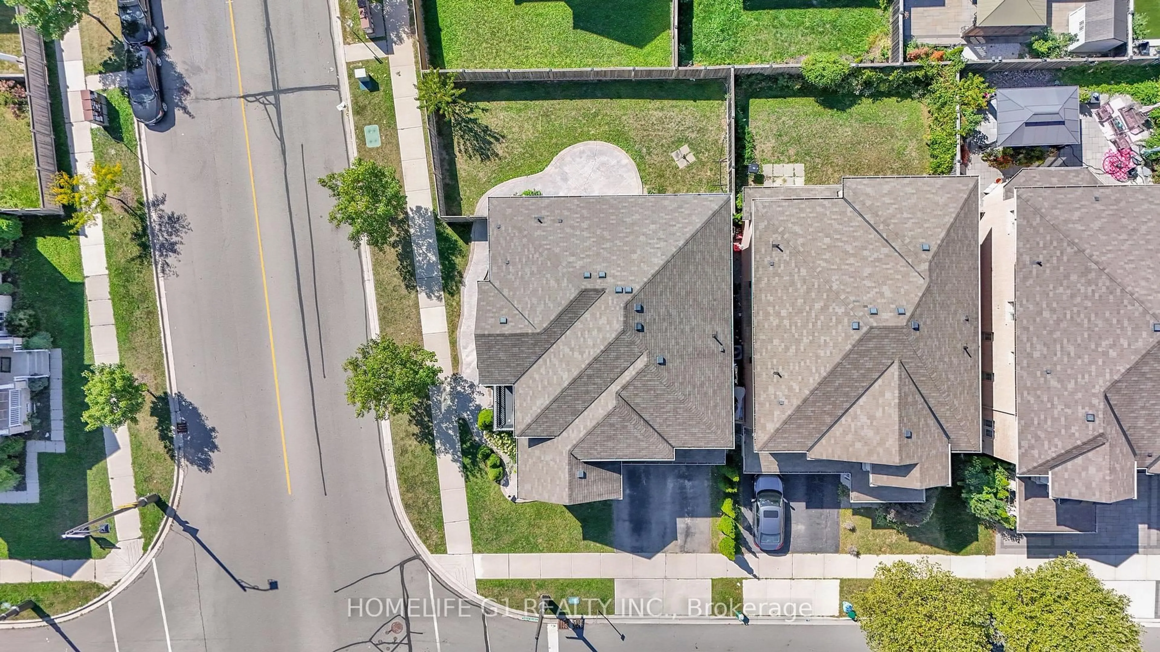 A pic from outside/outdoor area/front of a property/back of a property/a pic from drone, street for 29 Sixteen Mile Dr, Oakville Ontario L6M 0S8