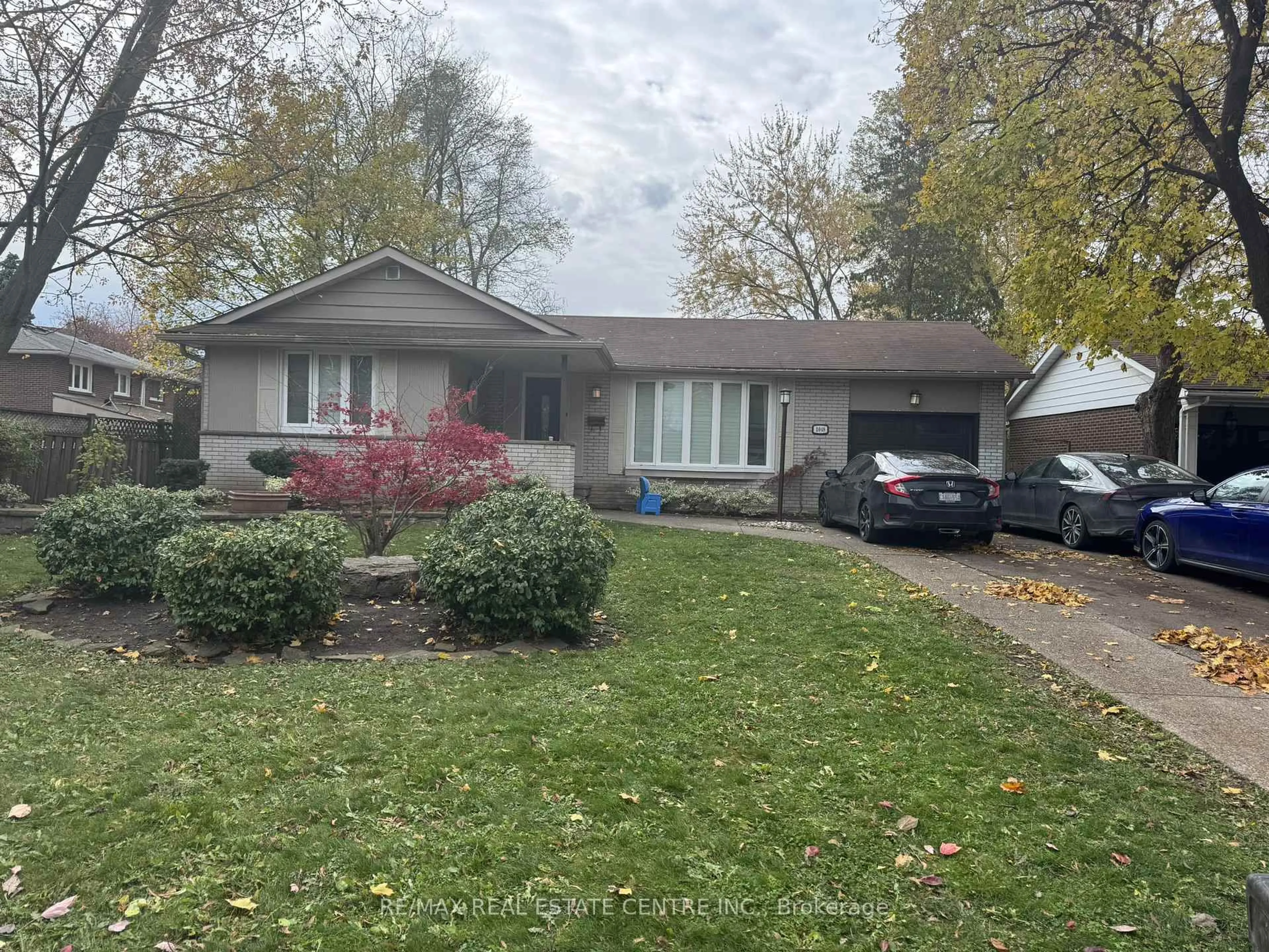 Home with vinyl exterior material, street for 1048 Robarts Rd, Oakville Ontario L6H 2B1