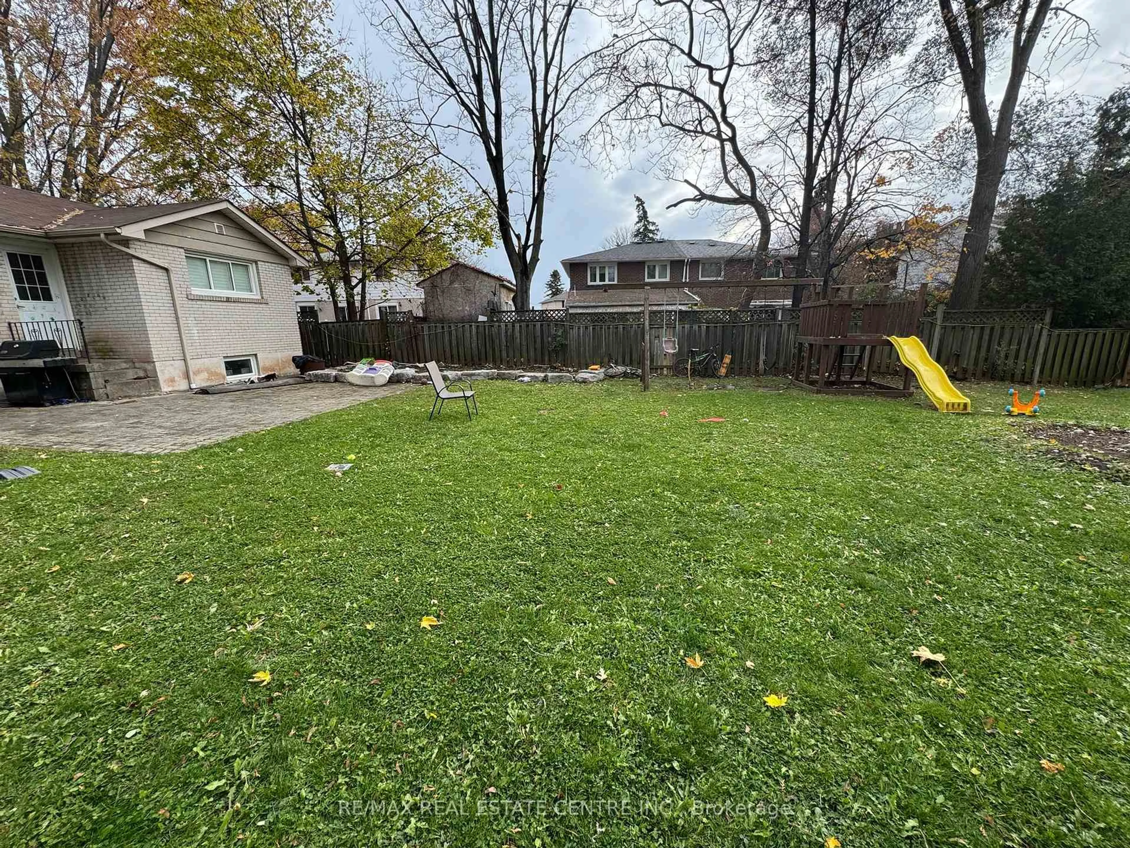 A pic from outside/outdoor area/front of a property/back of a property/a pic from drone, street for 1048 Robarts Rd, Oakville Ontario L6H 2B1