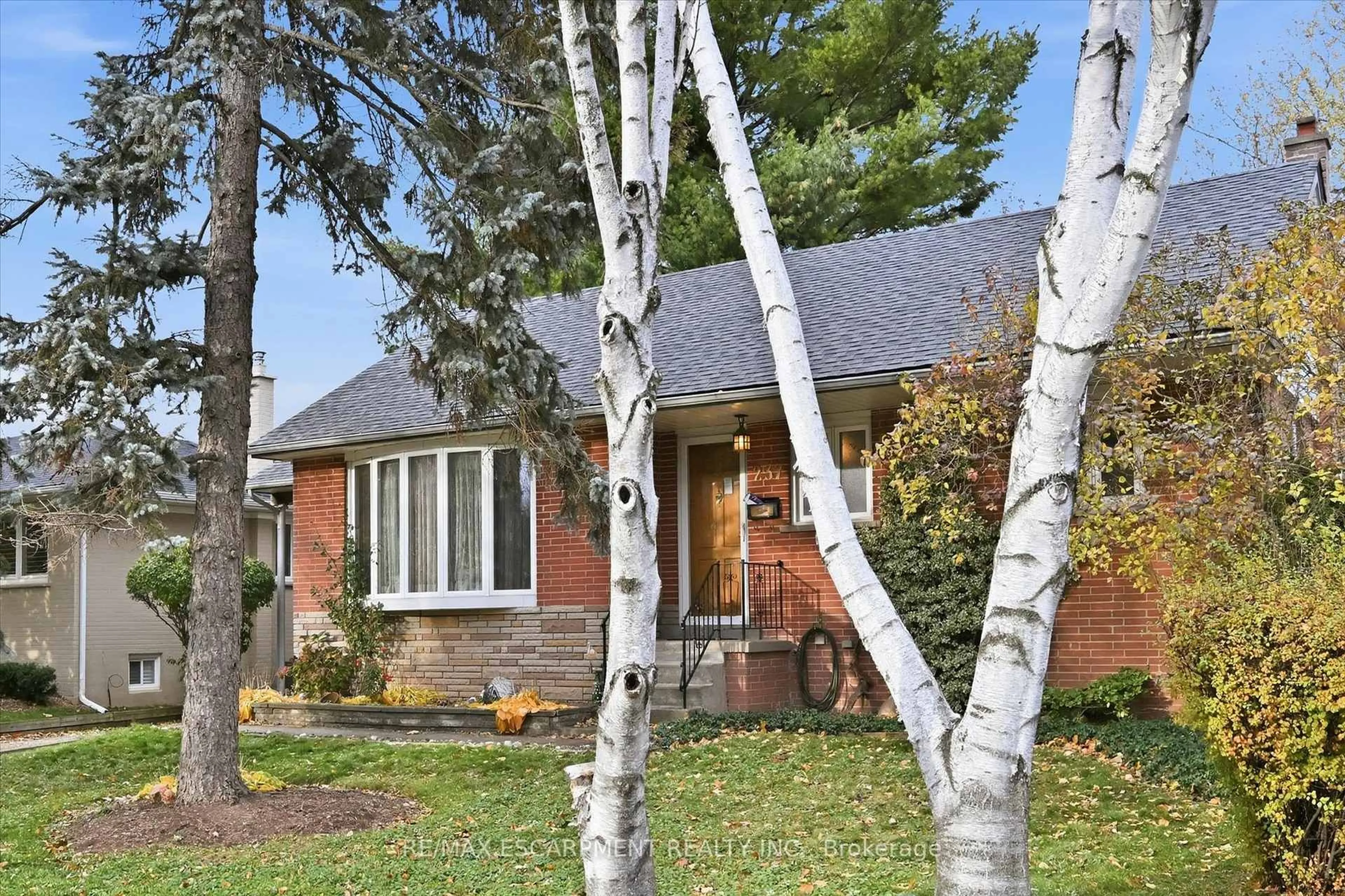 Home with brick exterior material, street for 237 Mohawk Rd, Oakville Ontario L6L 2Z1