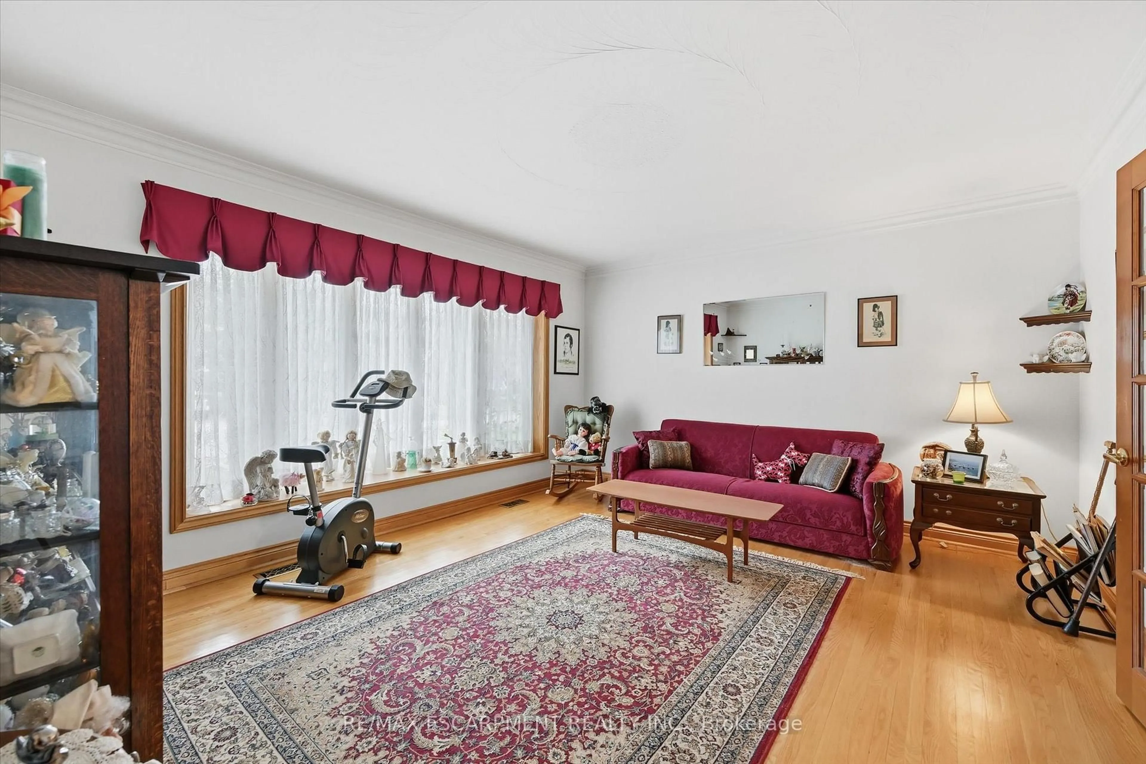 Living room with furniture, unknown for 237 Mohawk Rd, Oakville Ontario L6L 2Z1