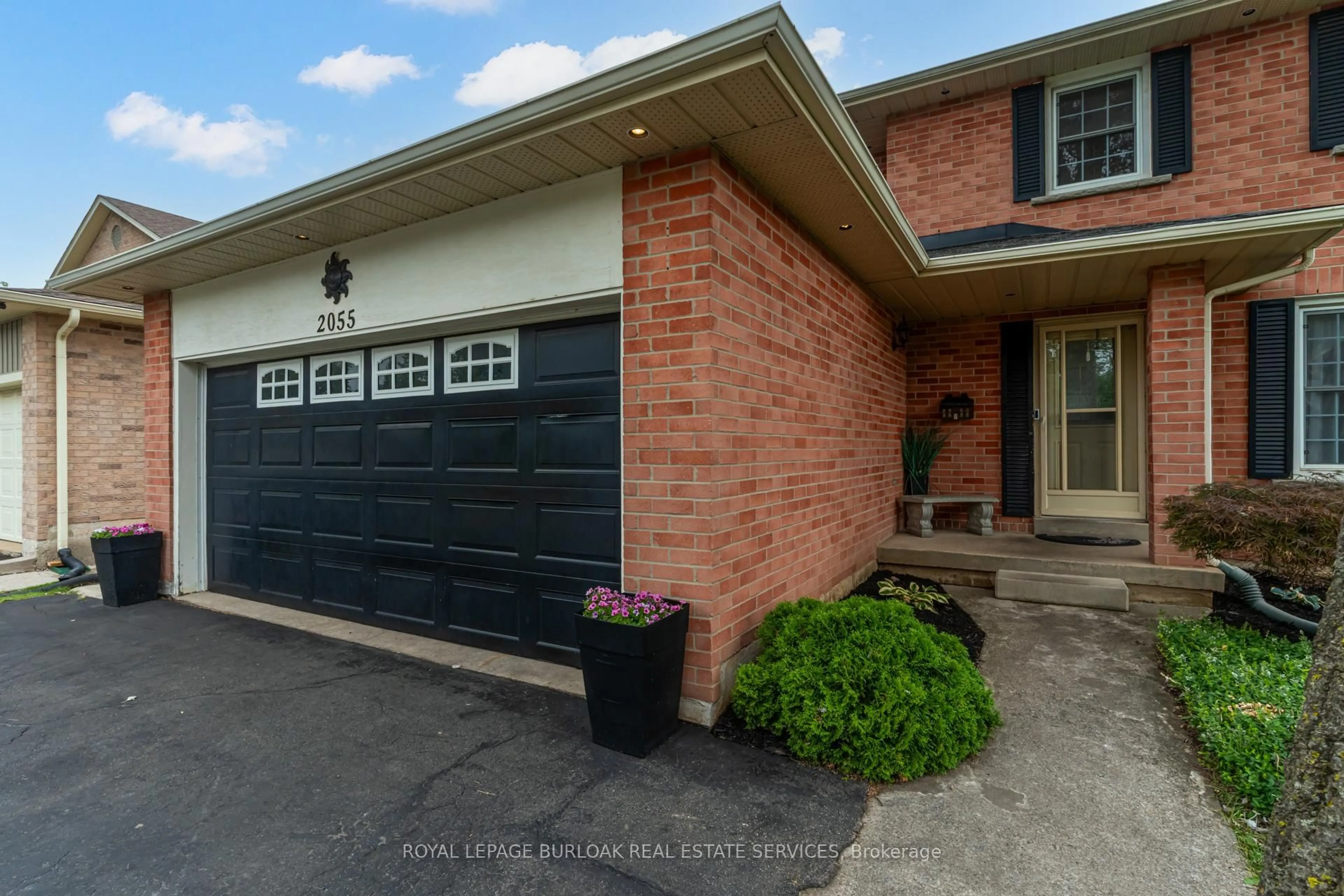 Home with brick exterior material, street for 2055 Hunters Wood Dr, Burlington Ontario L7M 2T9