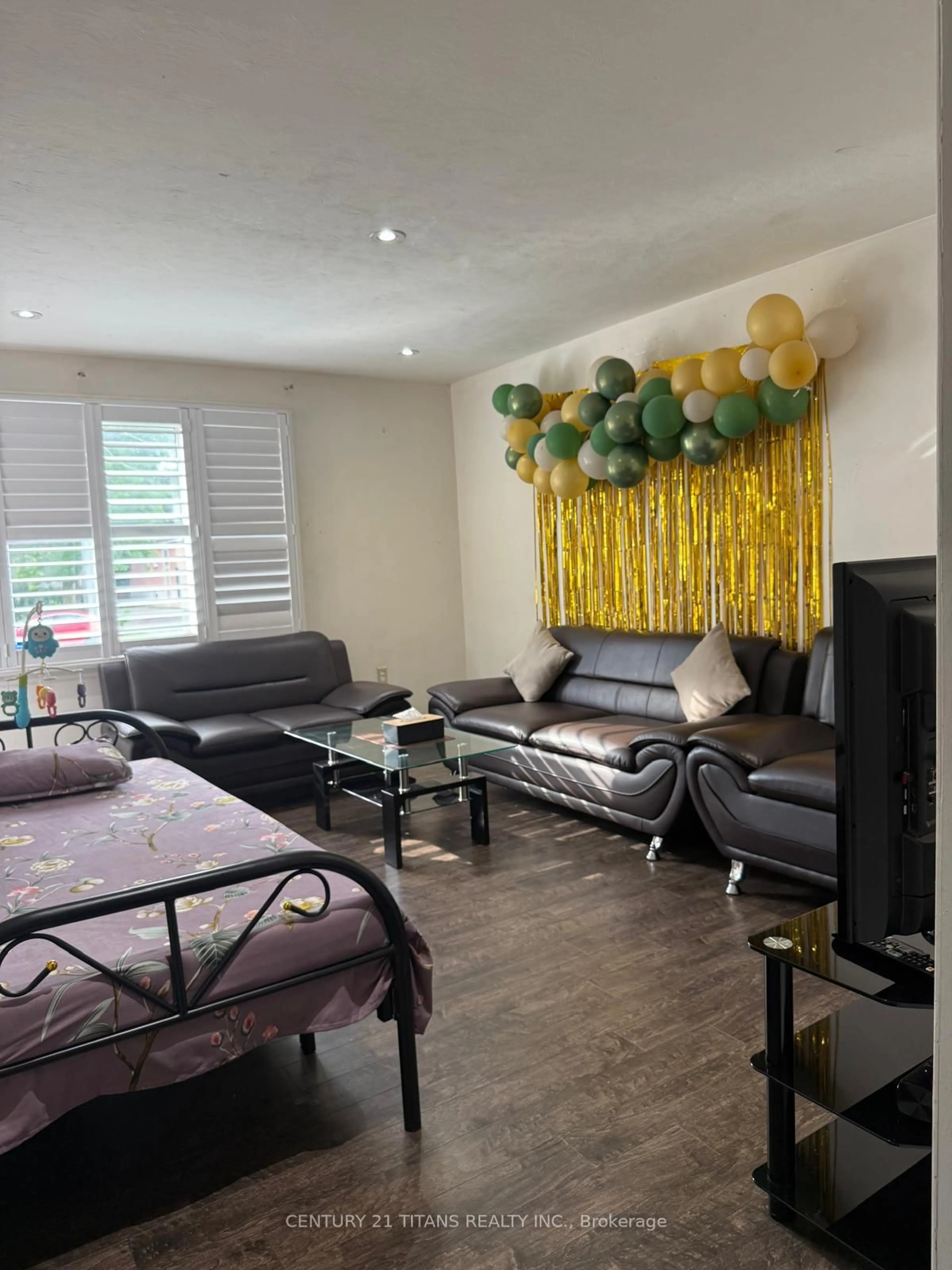 Living room with furniture, wood/laminate floor for 29 Mercer Dr, Brampton Ontario L6X 1B5