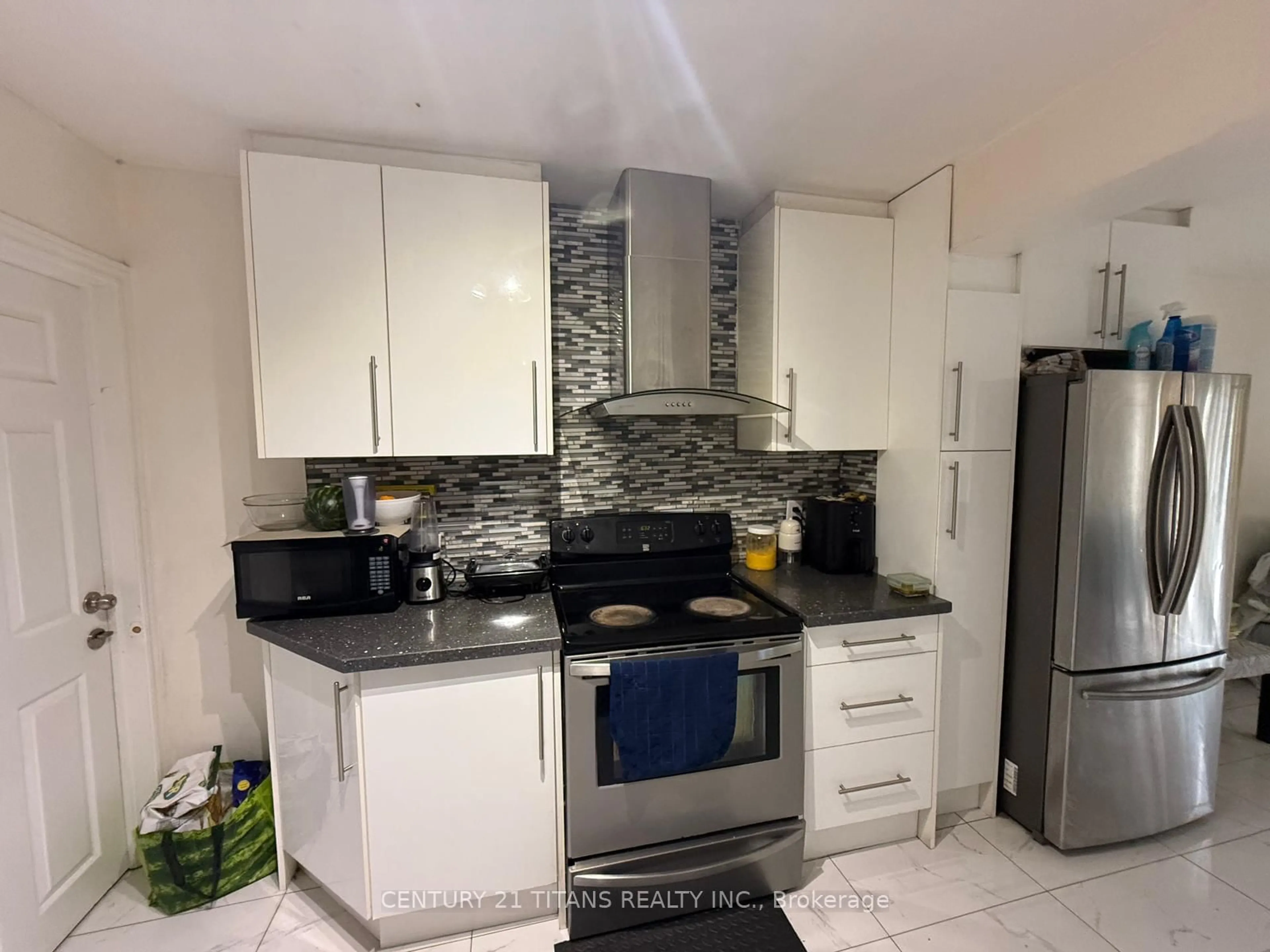 Standard kitchen, ceramic/tile floor for 29 Mercer Dr, Brampton Ontario L6X 1B5