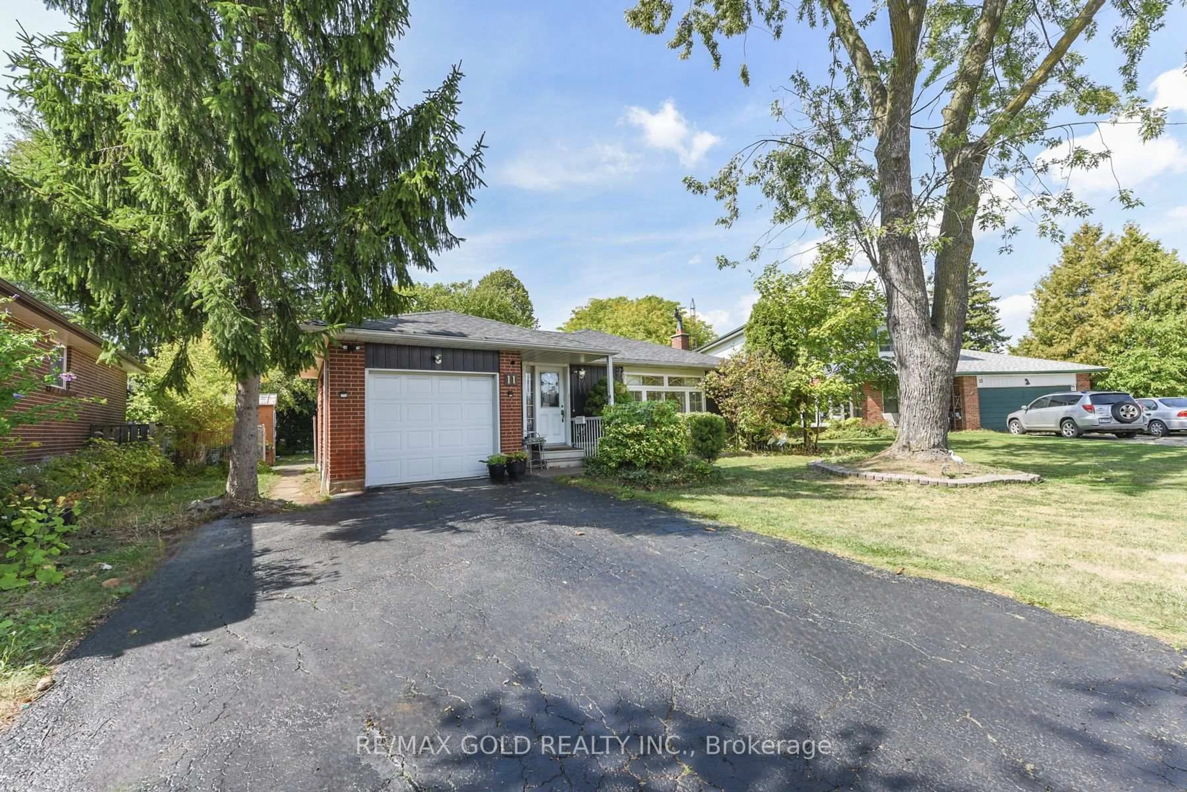 A pic from outside/outdoor area/front of a property/back of a property/a pic from drone, street for 11 Dudley Pl, Brampton Ontario L6T 3C2