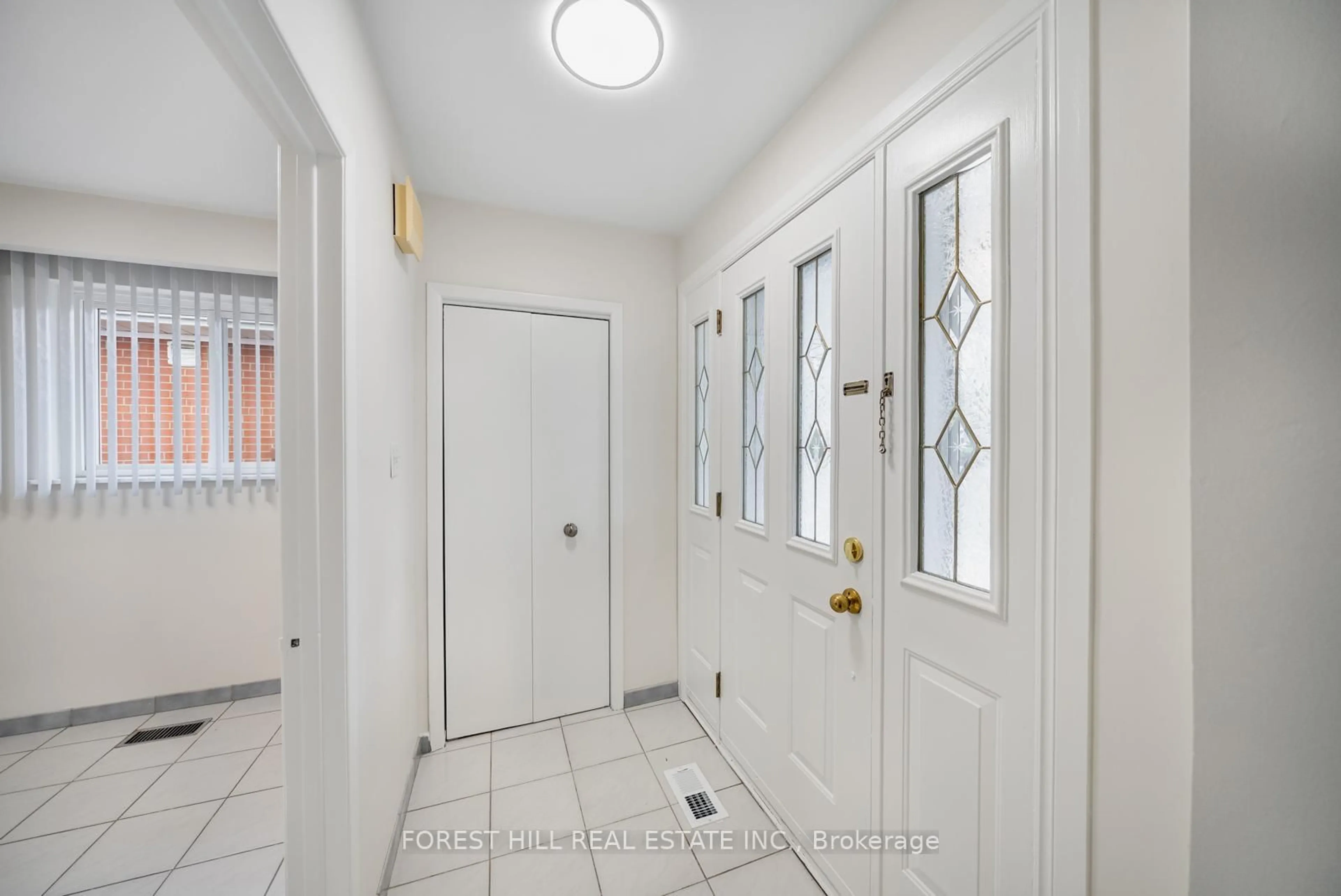 Indoor entryway for 592 GLEN PARK Ave, Toronto Ontario M5B 2G5