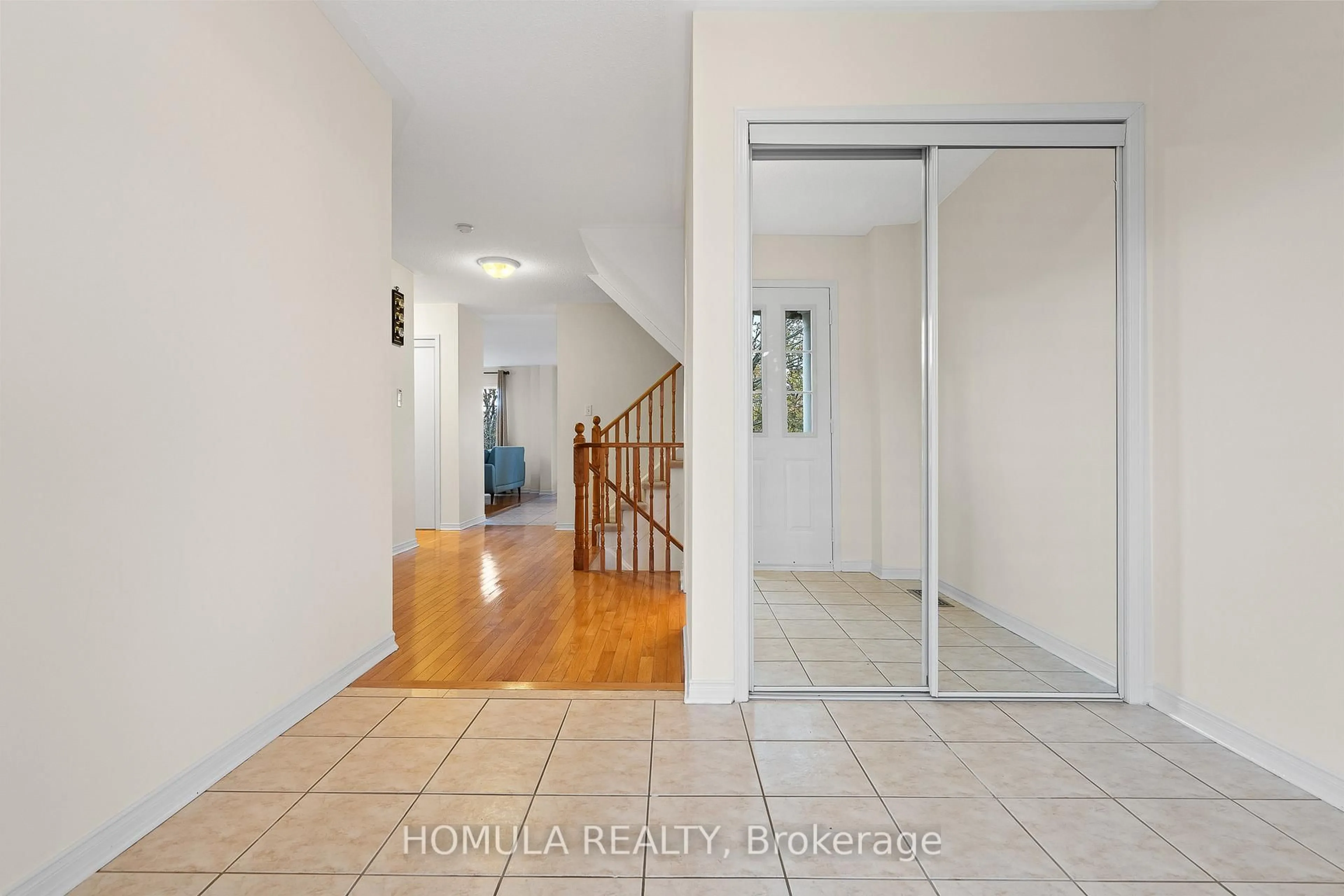 Indoor foyer for 54 Queen Mary Dr, Brampton Ontario L7A 2K3