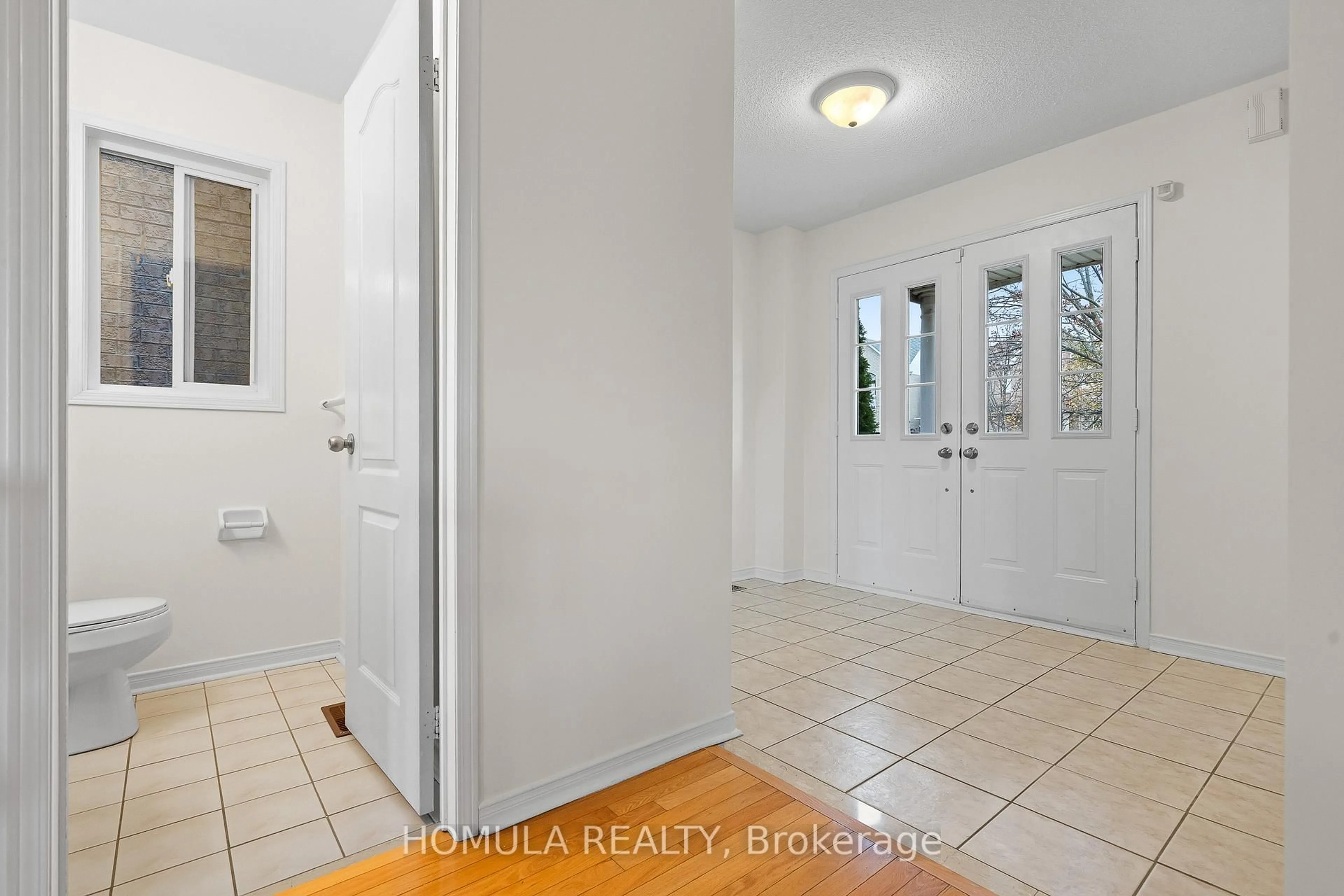 Indoor entryway for 54 Queen Mary Dr, Brampton Ontario L7A 2K3