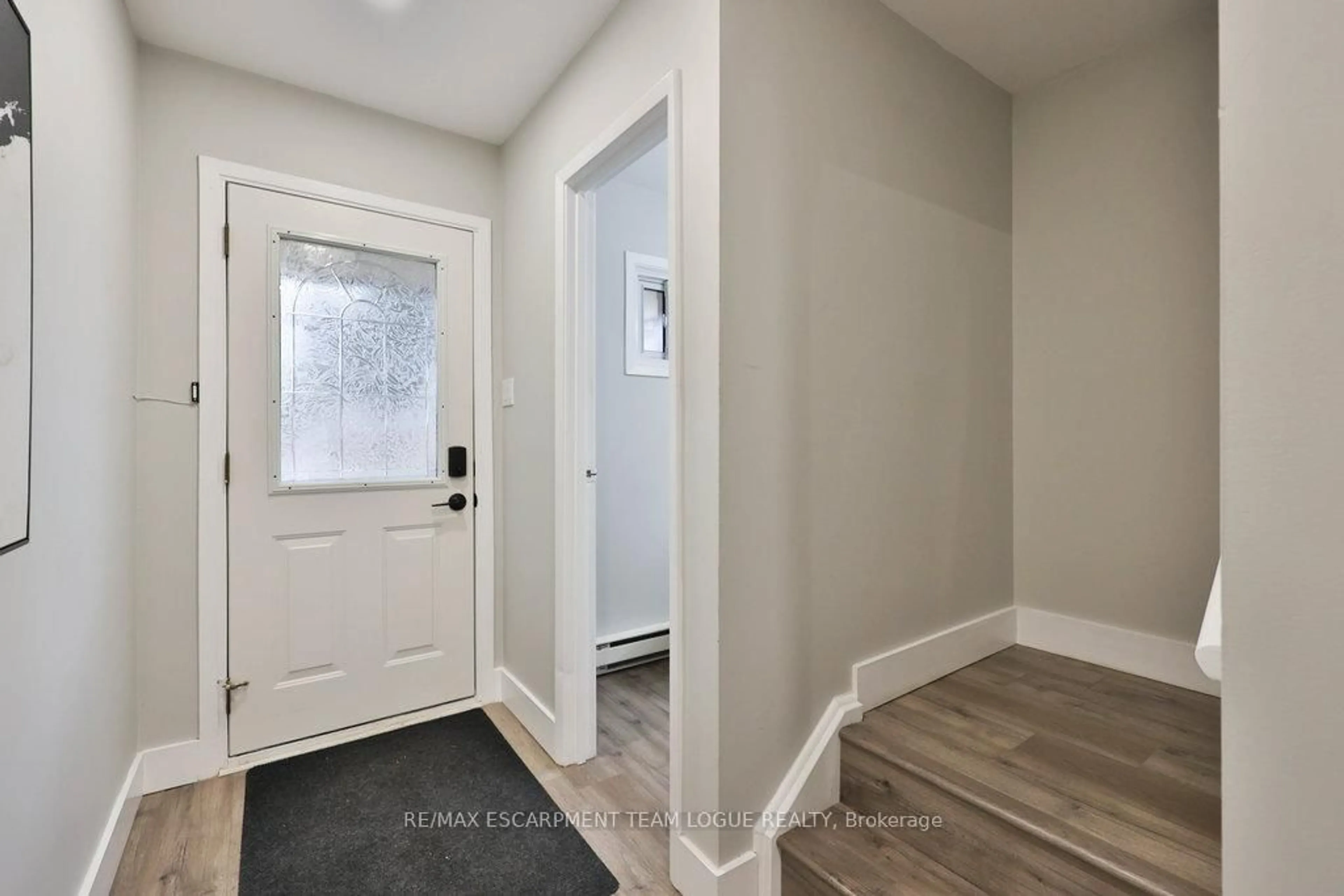 Indoor entryway for 5017 Pinedale Ave #23, Burlington Ontario L7L 5J6