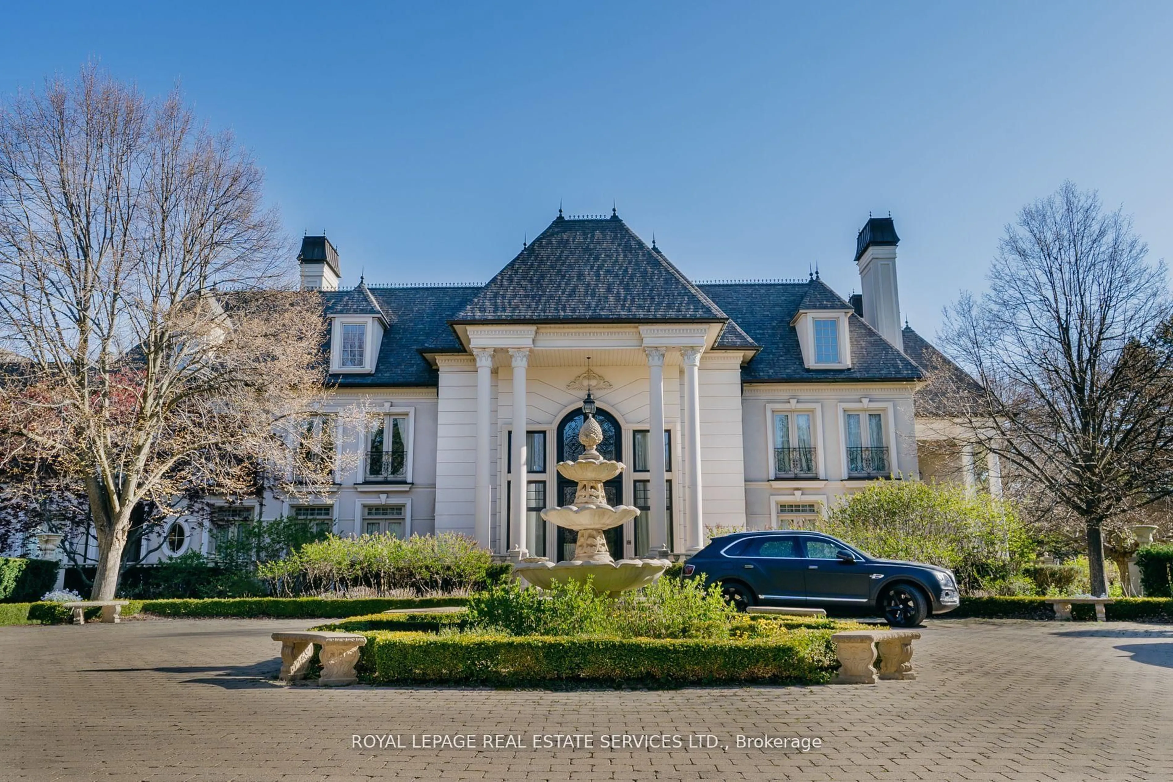 Unknown for 2215 Doulton Dr, Mississauga Ontario L5H 3M2