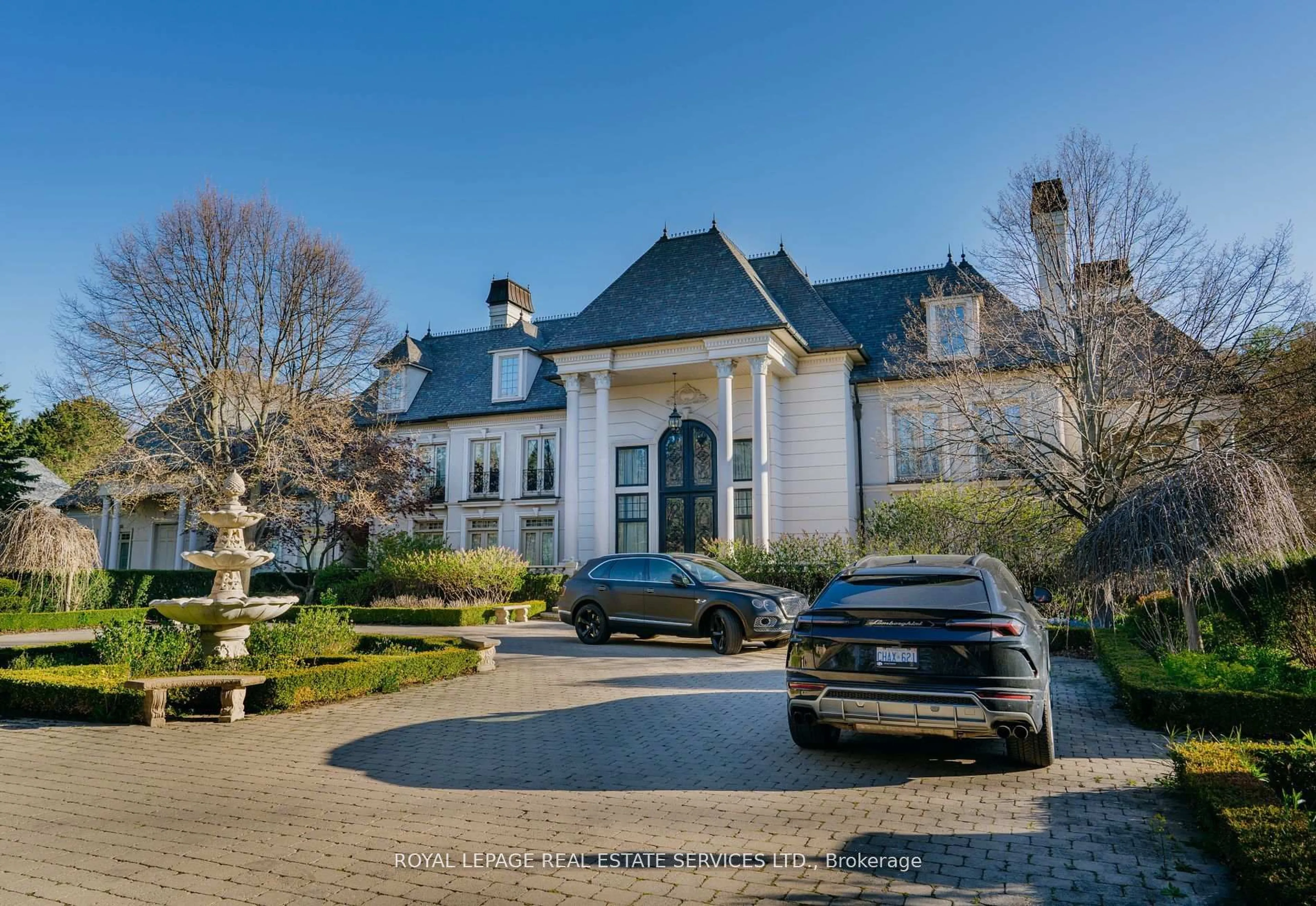 A pic from outside/outdoor area/front of a property/back of a property/a pic from drone, street for 2215 Doulton Dr, Mississauga Ontario L5H 3M2