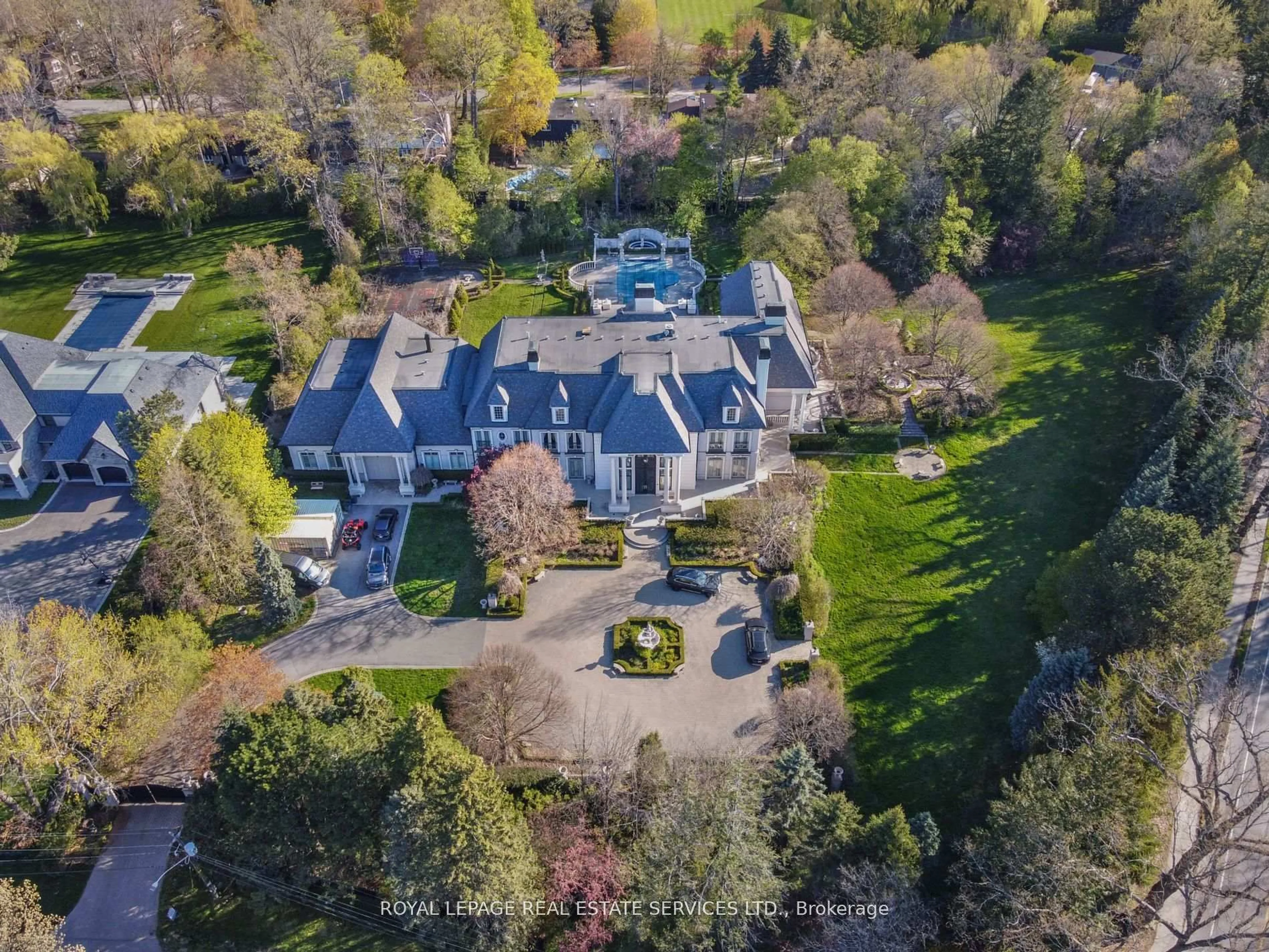 A pic from outside/outdoor area/front of a property/back of a property/a pic from drone, street for 2215 Doulton Dr, Mississauga Ontario L5H 3M2