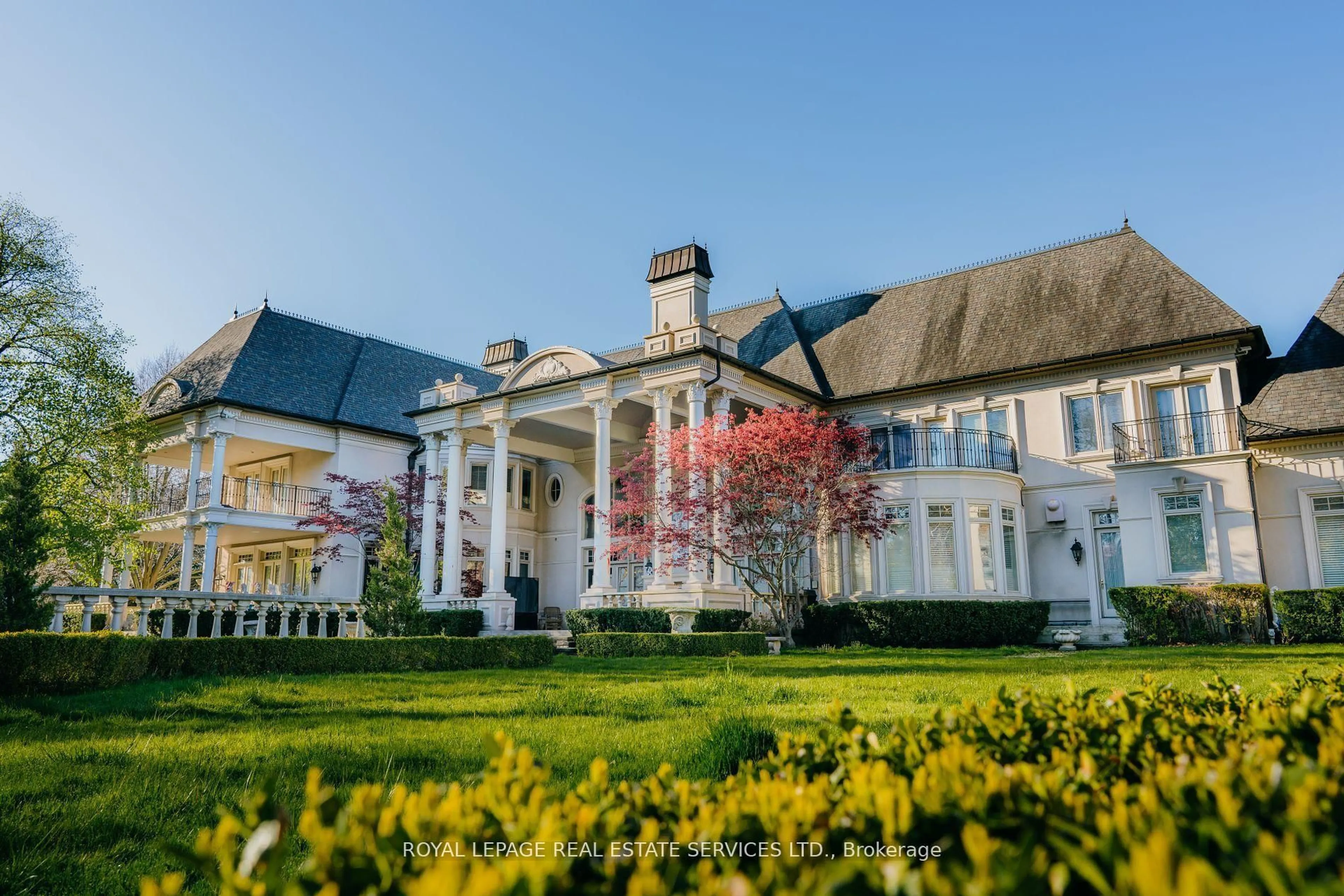 Patio, building for 2215 Doulton Dr, Mississauga Ontario L5H 3M2