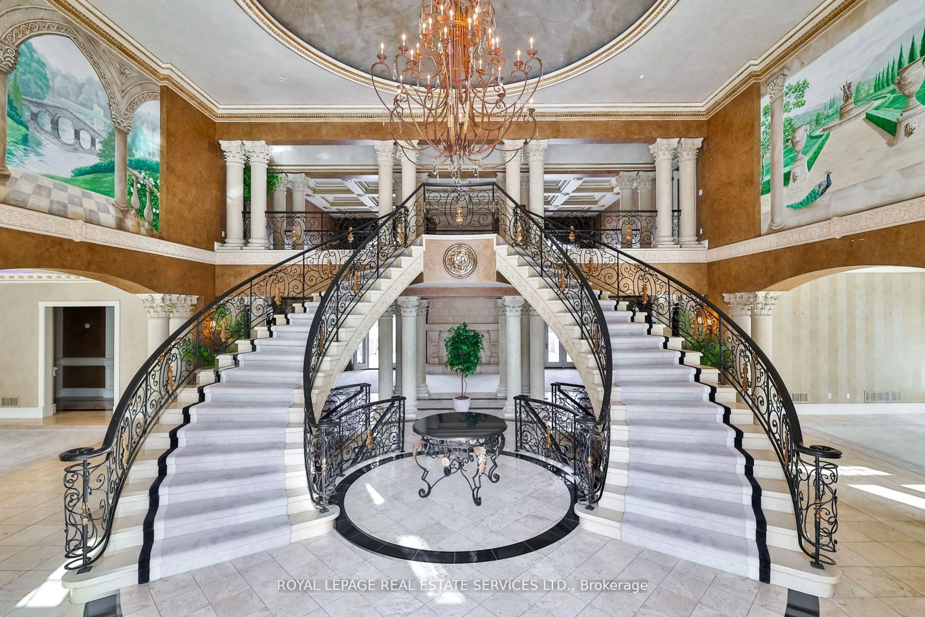 Indoor foyer for 2215 Doulton Dr, Mississauga Ontario L5H 3M2