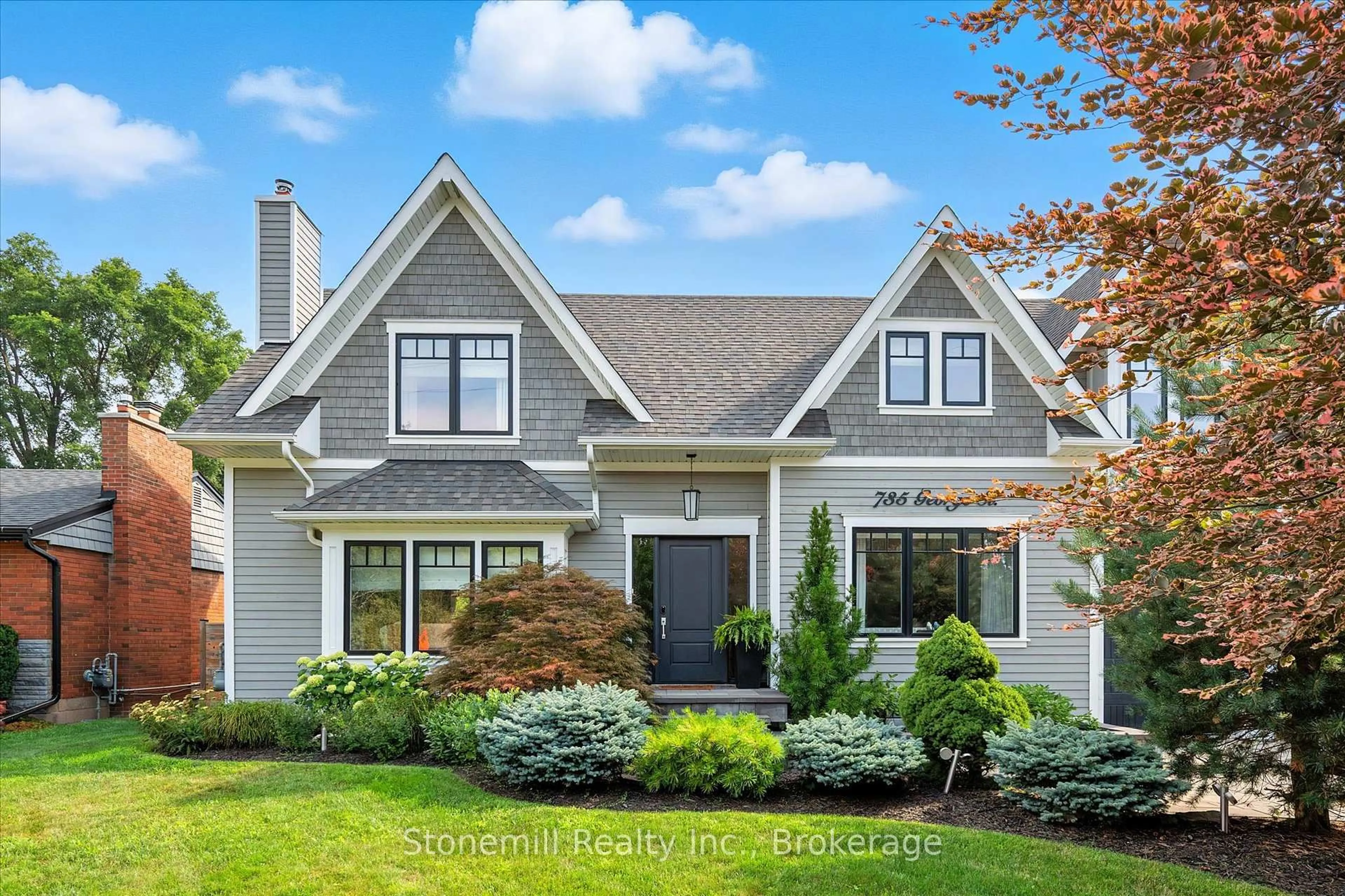 Home with vinyl exterior material, street for 735 George St, Burlington Ontario L7R 2V8