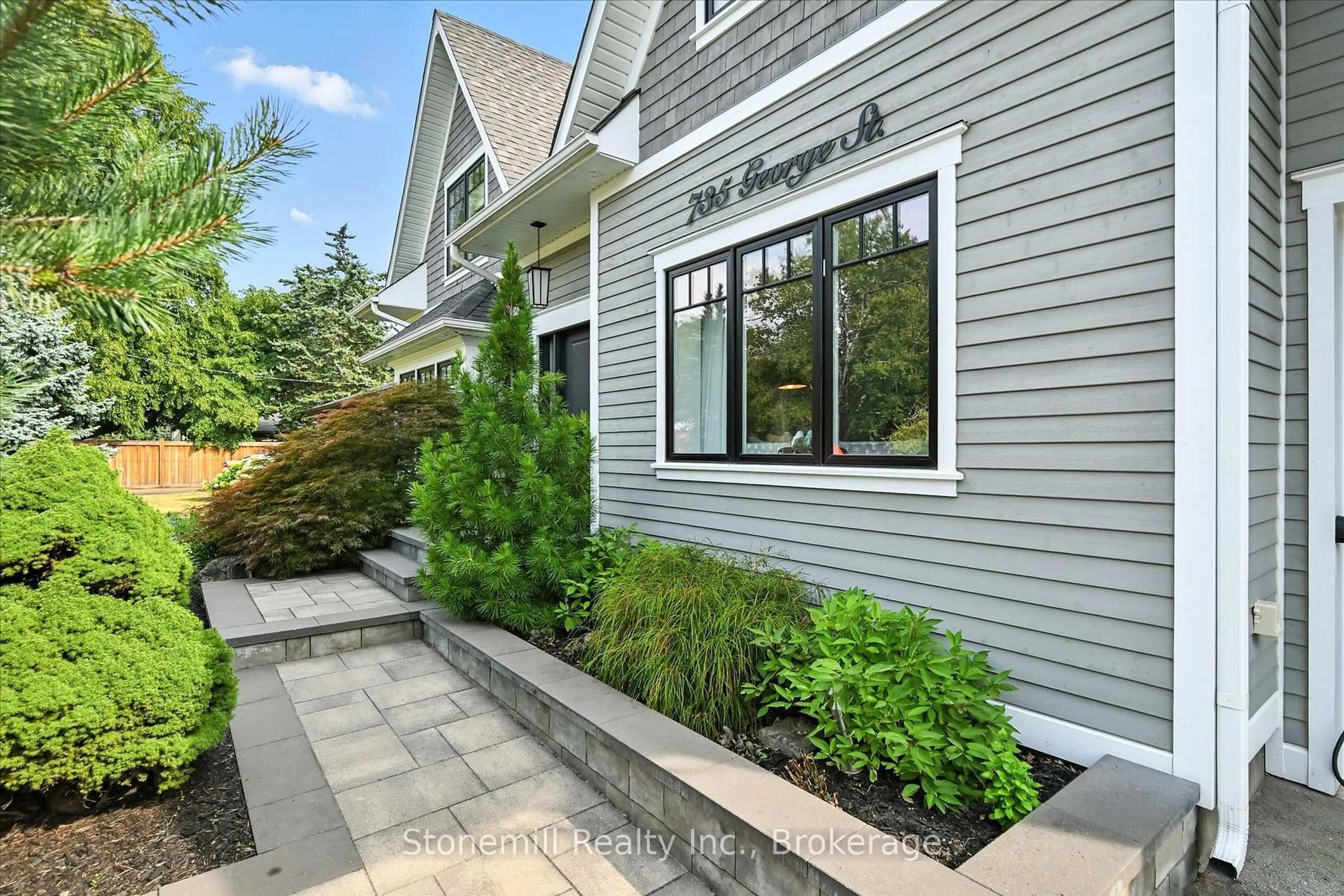 Home with vinyl exterior material, street for 735 George St, Burlington Ontario L7R 2V8