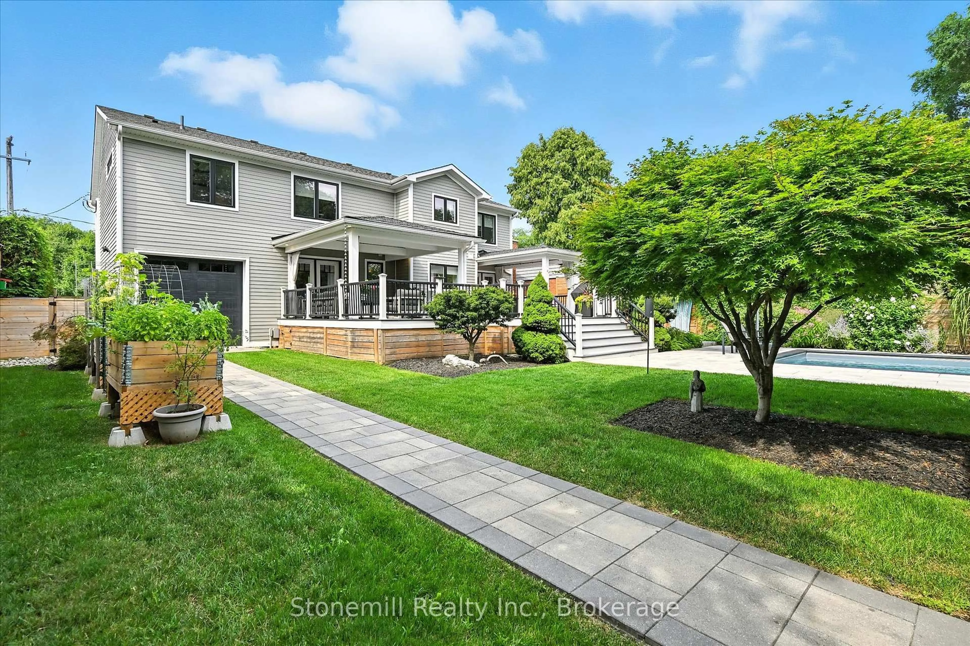 A pic from outside/outdoor area/front of a property/back of a property/a pic from drone, street for 735 George St, Burlington Ontario L7R 2V8