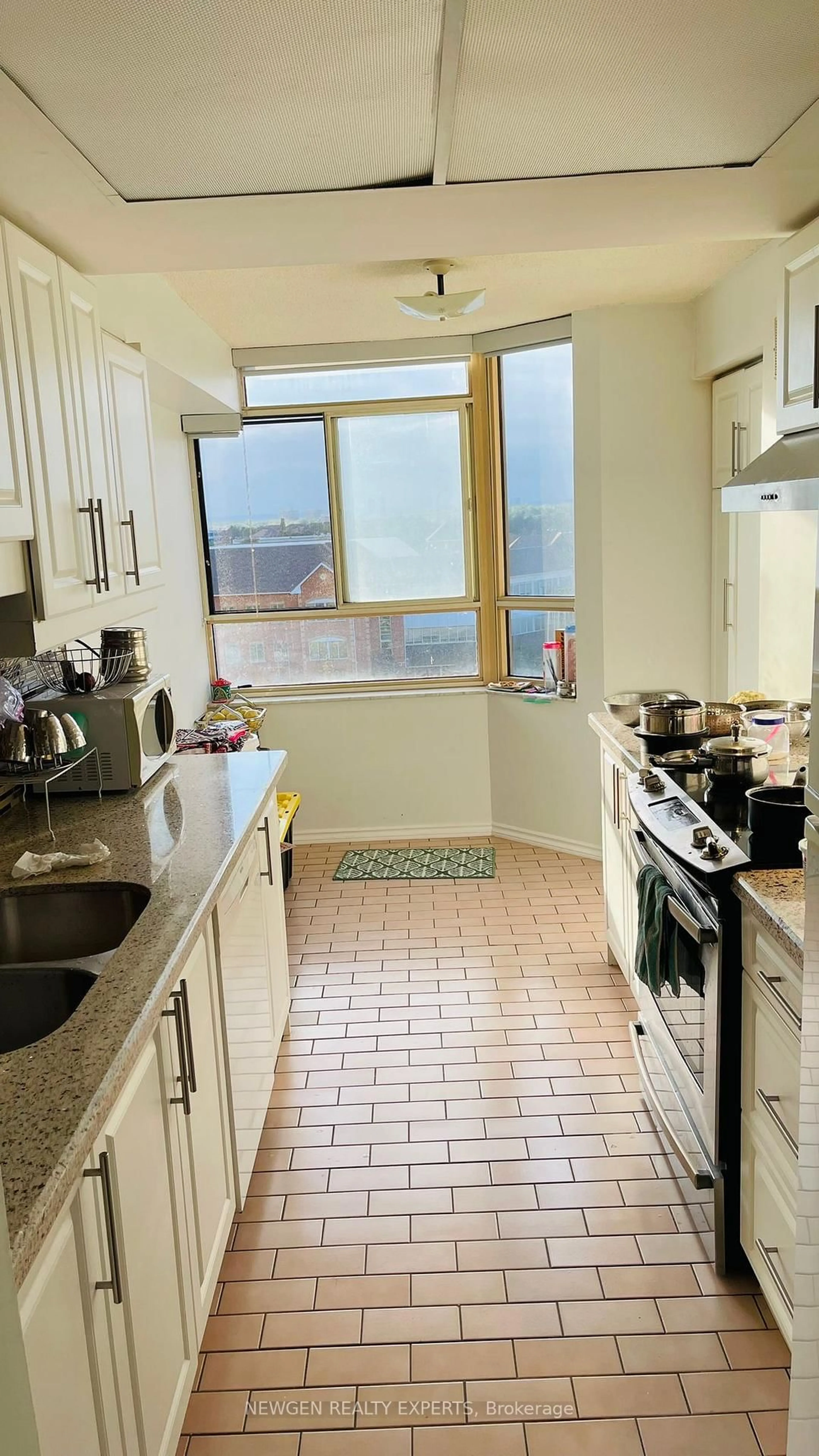 Standard kitchen, unknown for 100 County Crt #705, Brampton Ontario L6W 3X1