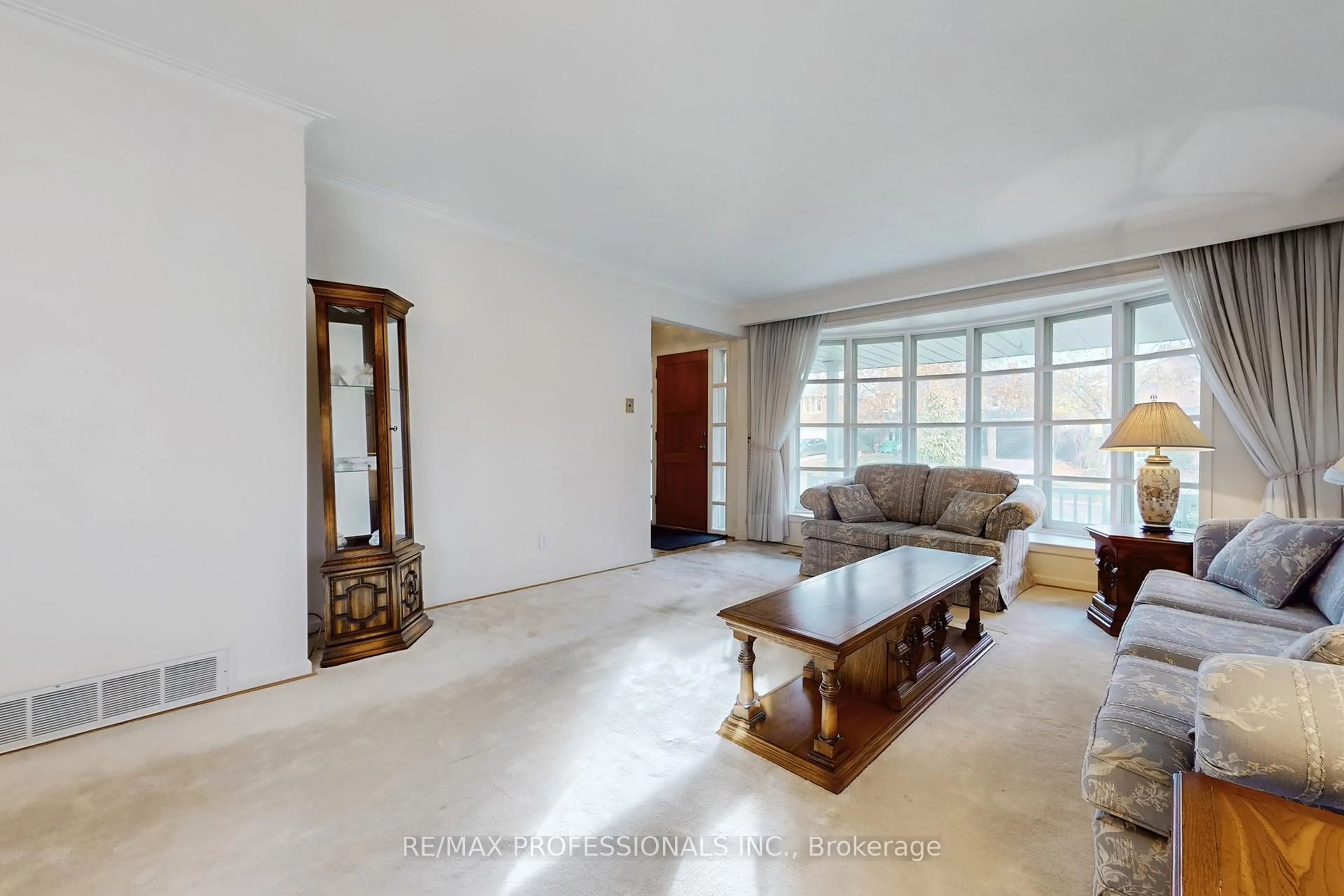 Living room with furniture, unknown for 10 Crestridge Heights Rd, Toronto Ontario M9P 1A4